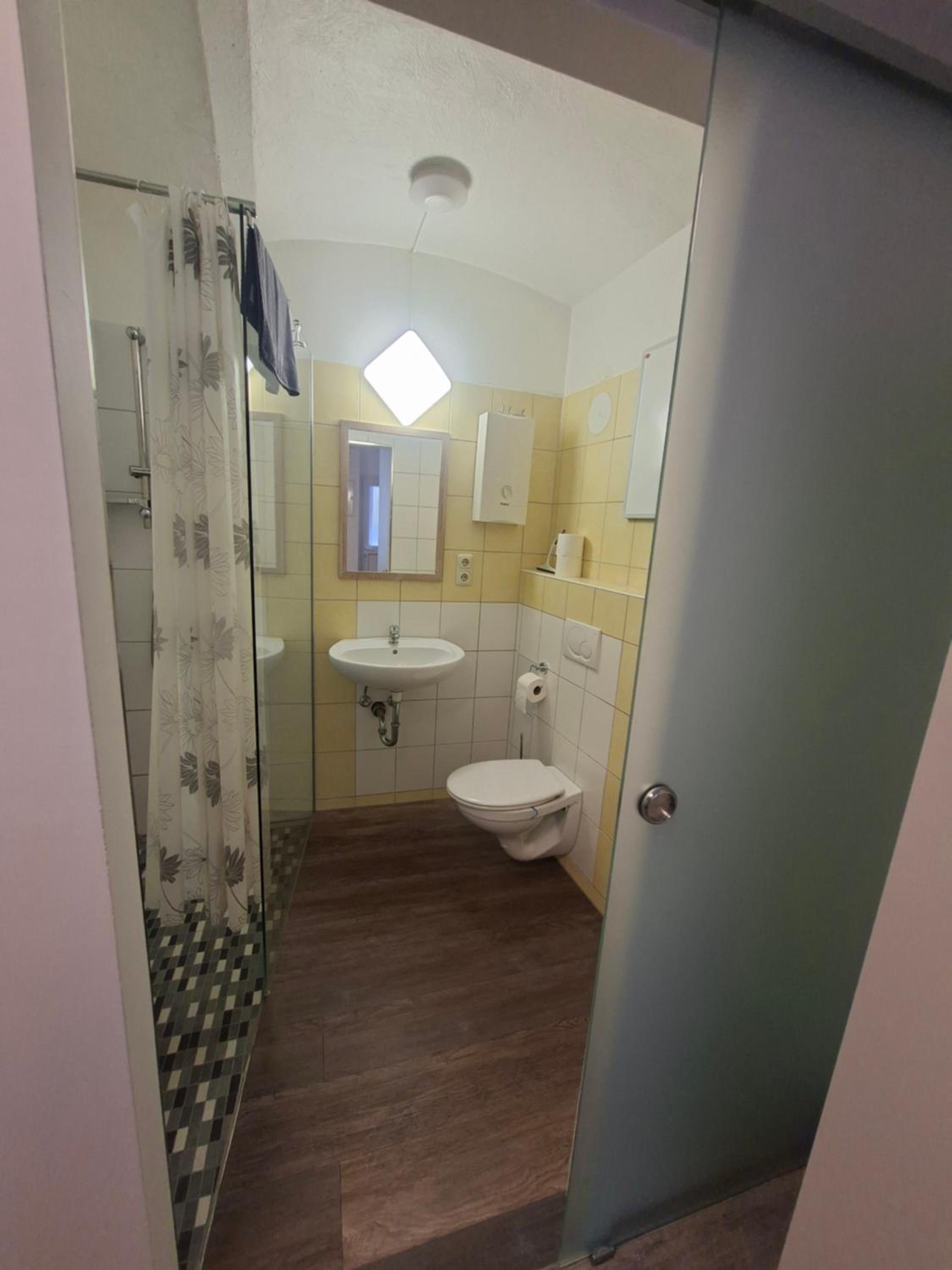 Single Room with Bathroom photo 1