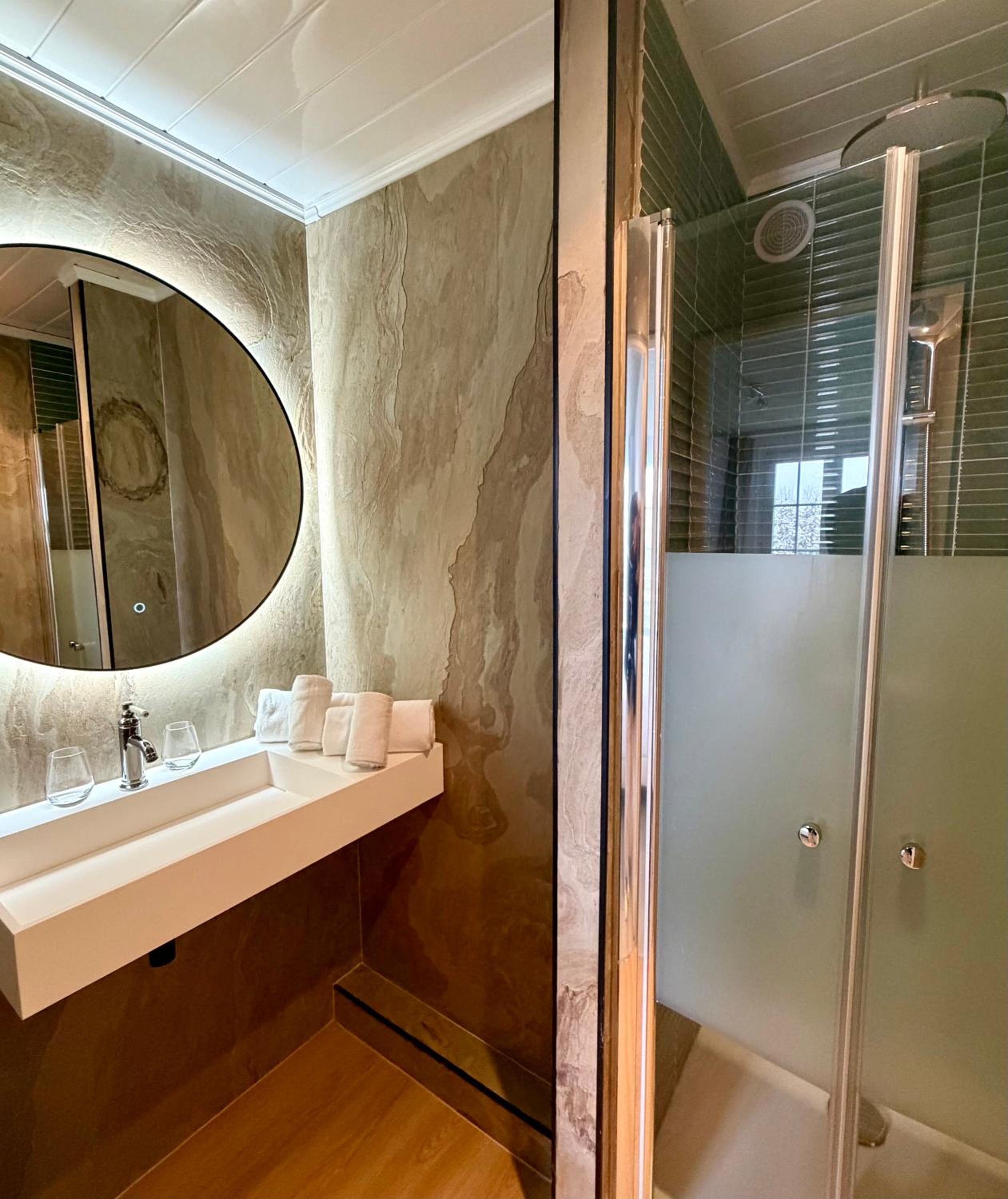 Two-Room Family Suite with Two King Beds and Spa Bath - Valley View/Non-Smoking photo 2