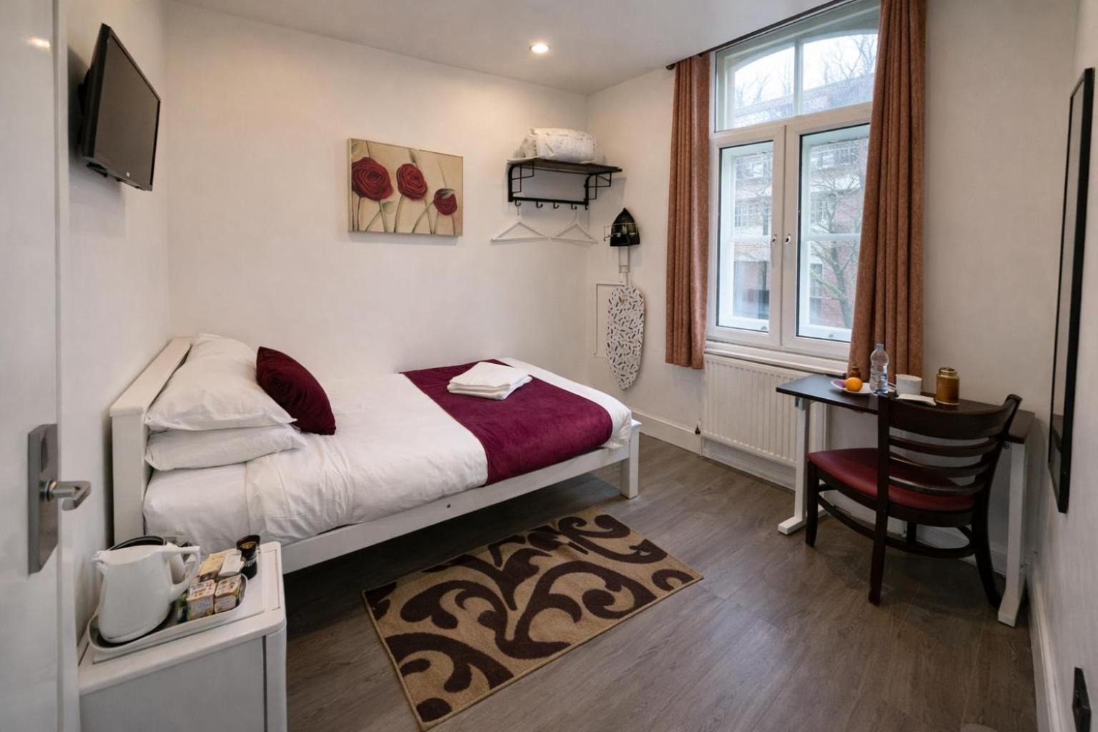 Single Room with Shared Bathroom photo 1
