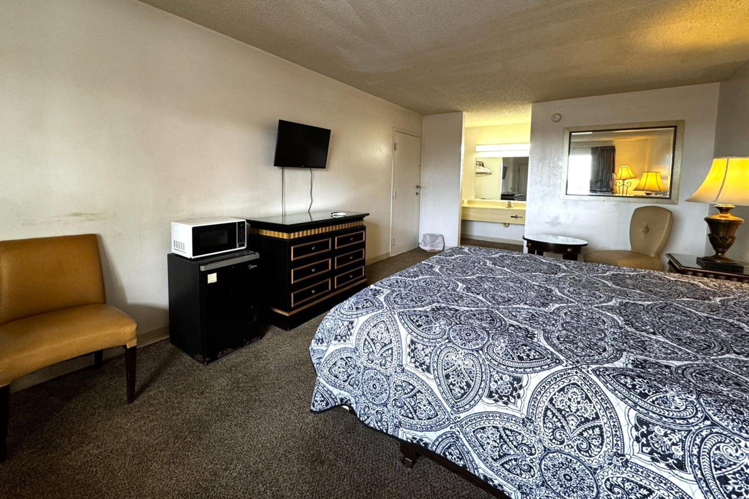 King Bed Non-Smoking - Photo 3