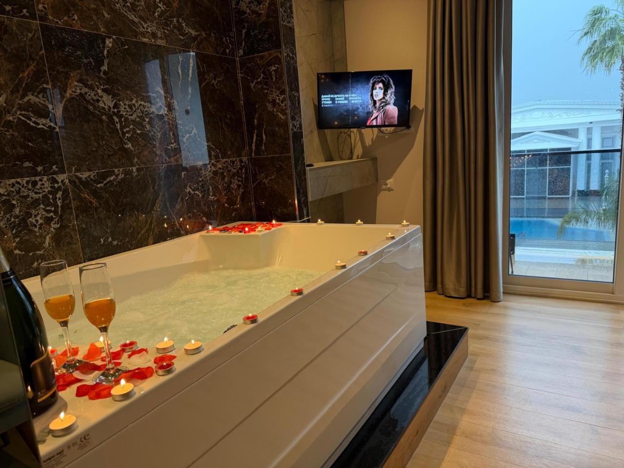 Queen Suite with Spa Bath