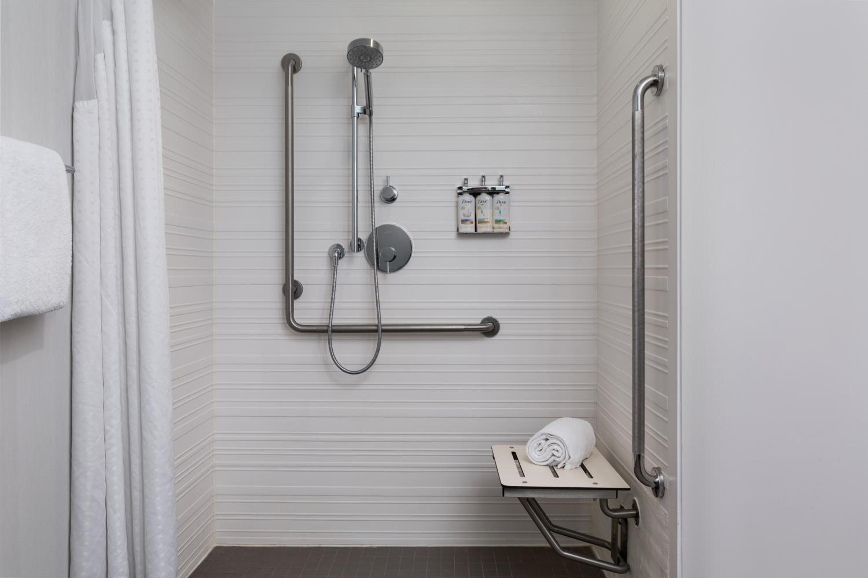 Standard Queen Room with Two Queen Beds and Roll-in Shower - Mobility Accessible - Photo 2