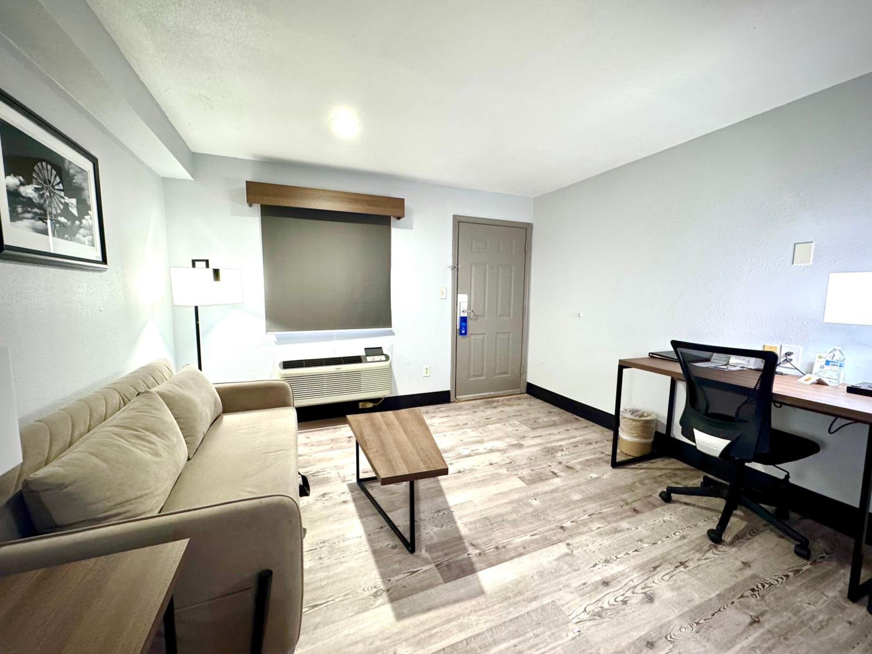 Queen Room with Sofa Bed - Non-Smoking photo 3