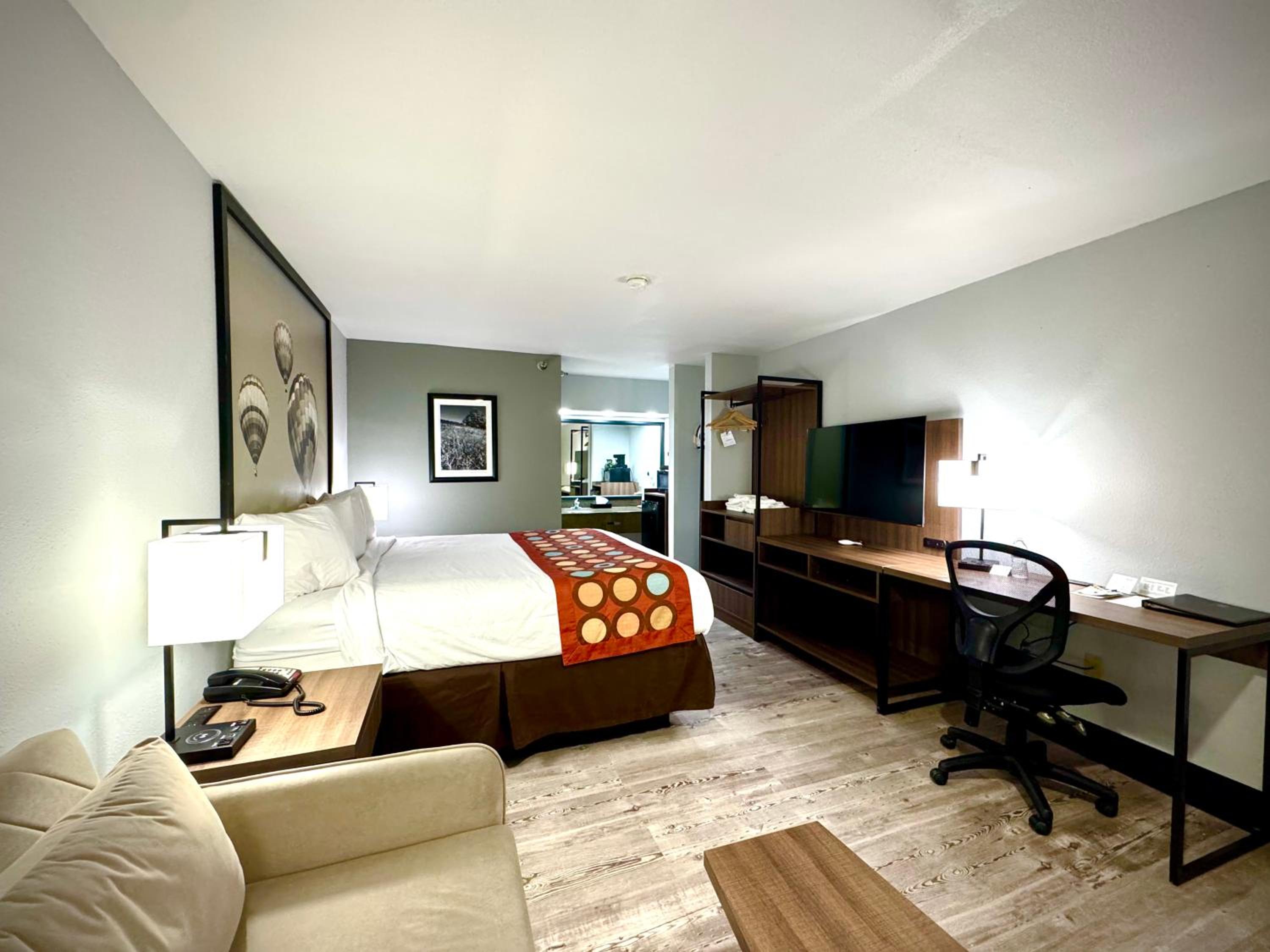 King Room - Non-Smoking - Photo 5