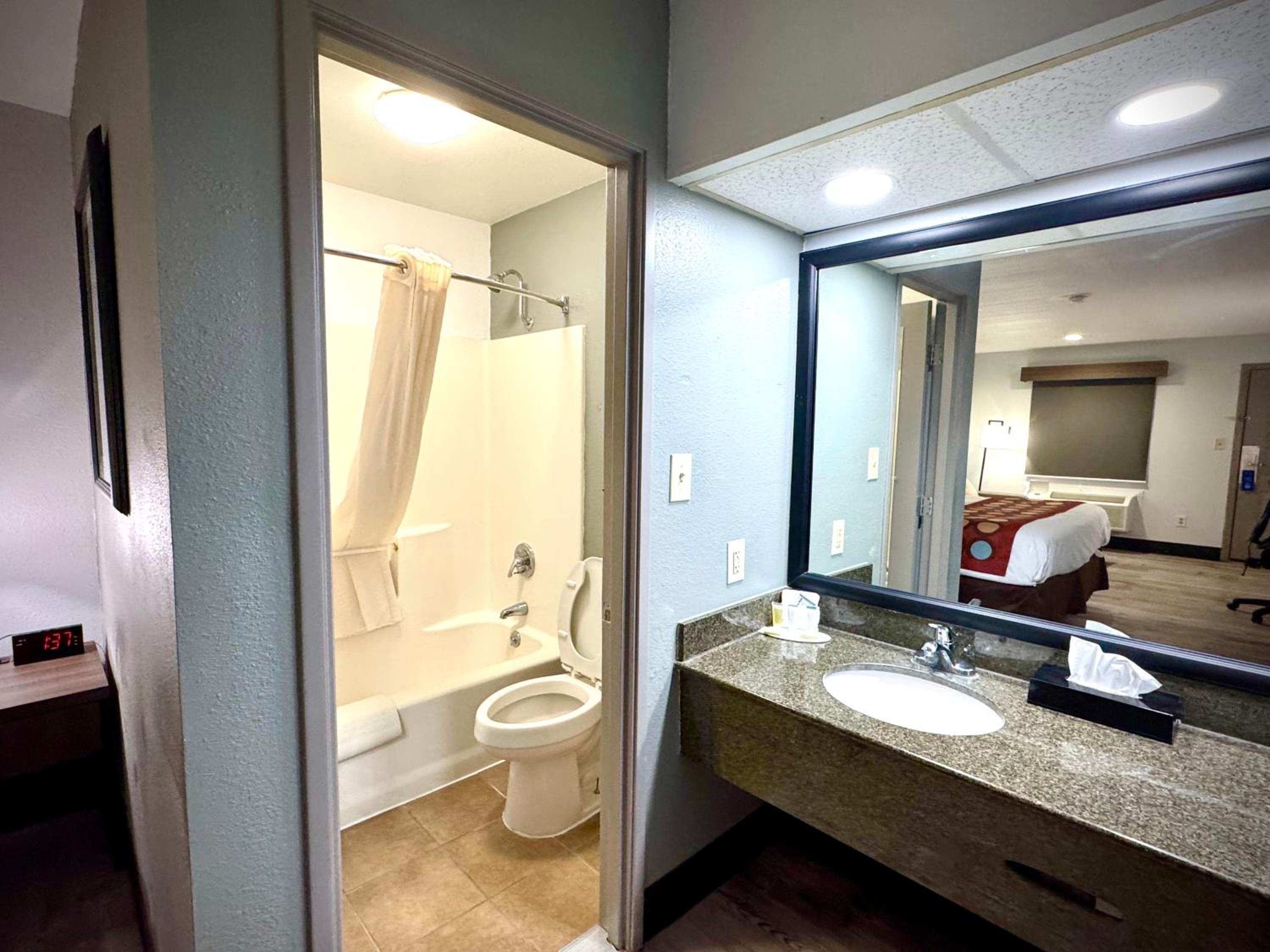 King Room - Non-Smoking - Photo 4