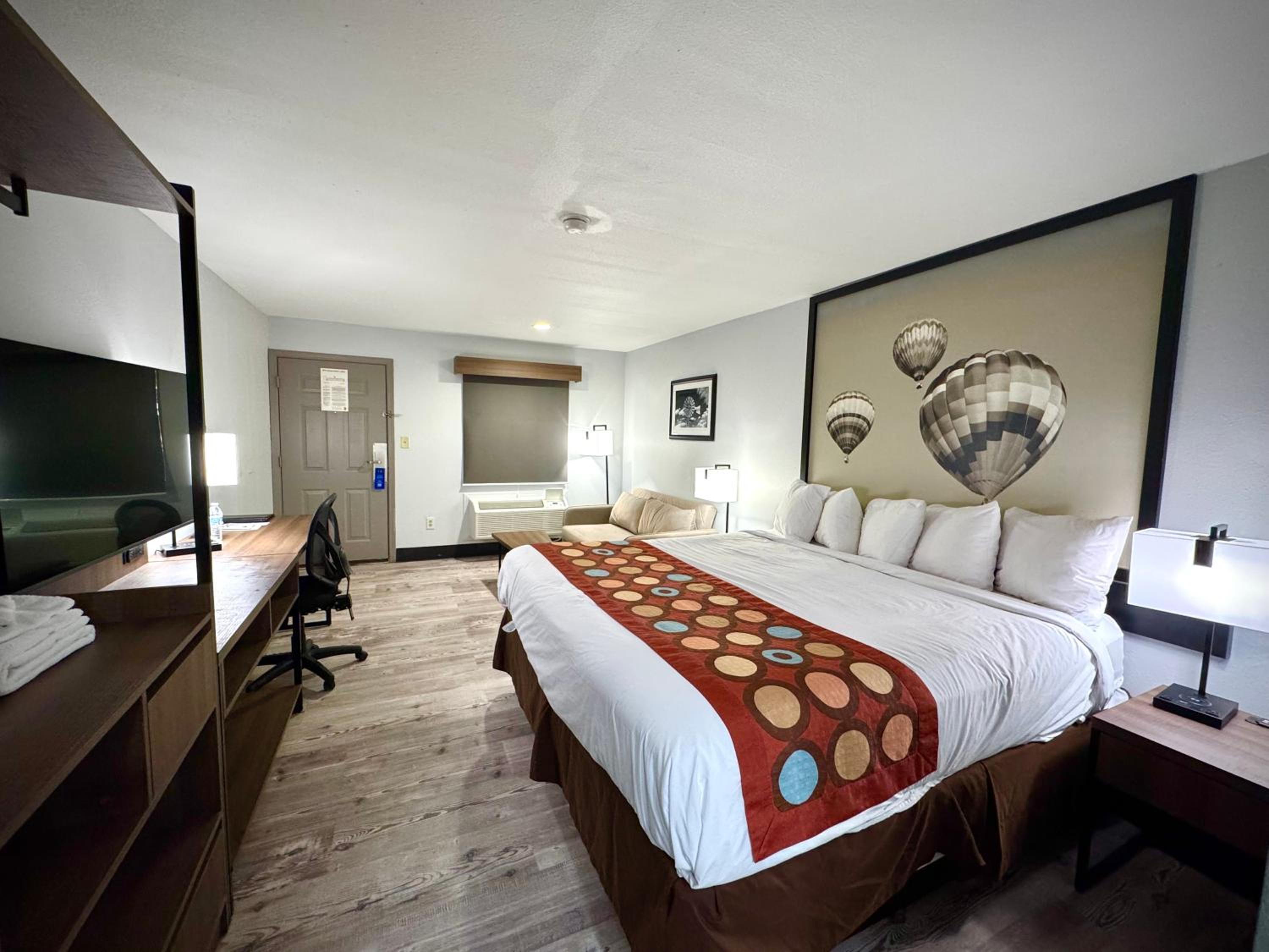 King Room - Non-Smoking - Photo 3