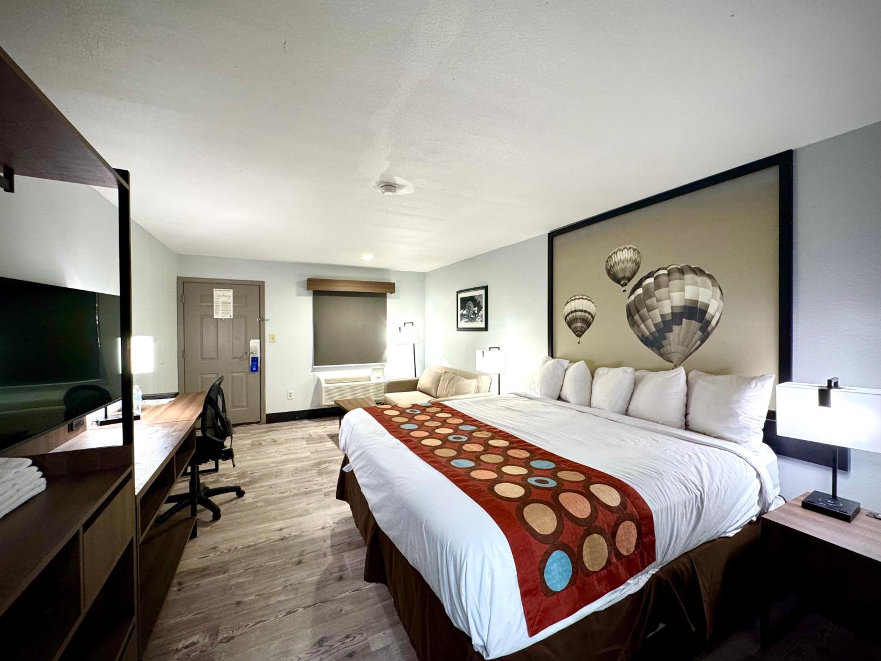 King Room - Non-Smoking - Photo 2