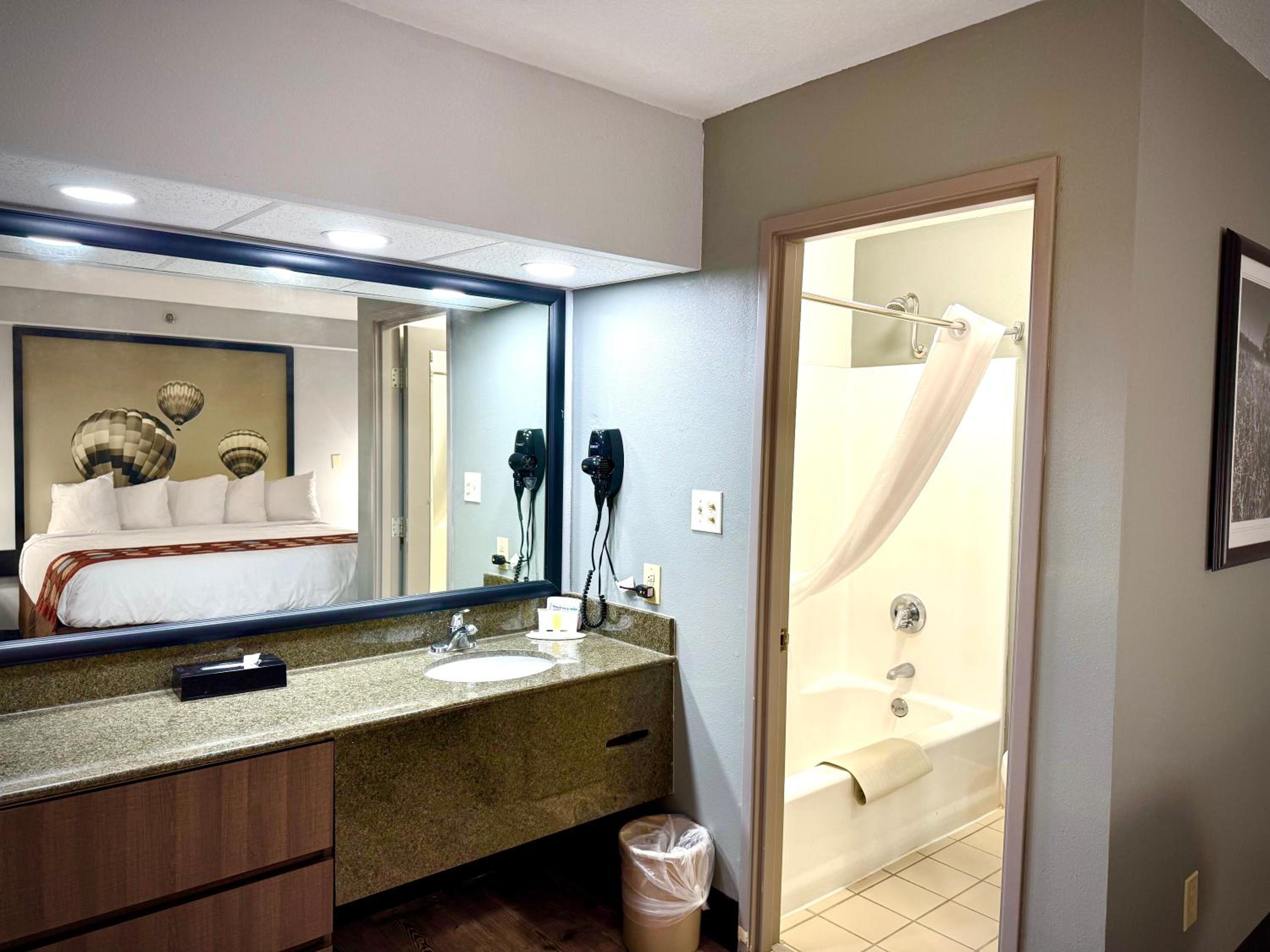 One-Bedroom King Suite - Non-Smoking - Photo 7