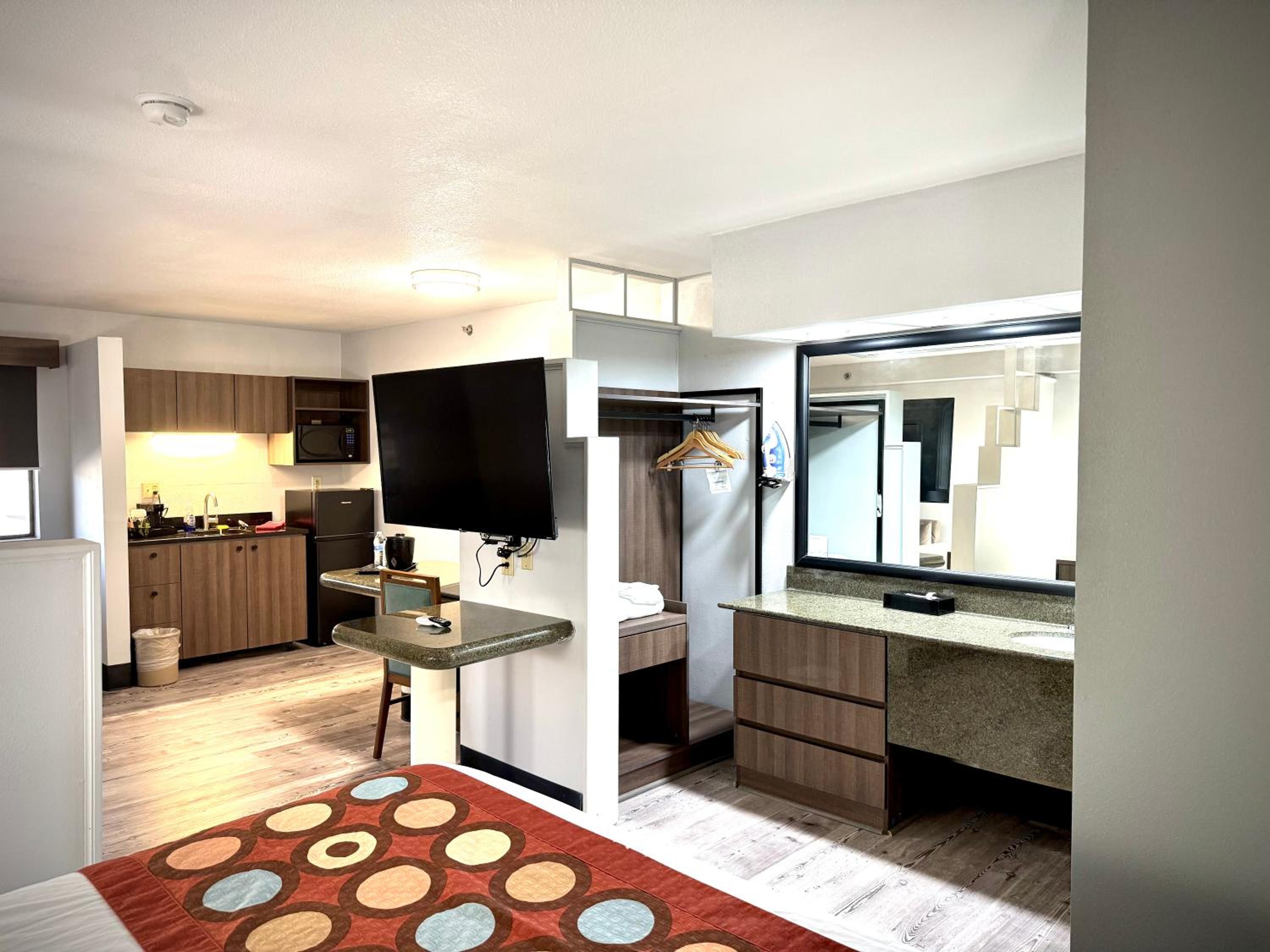 One-Bedroom King Suite - Non-Smoking - Photo 8