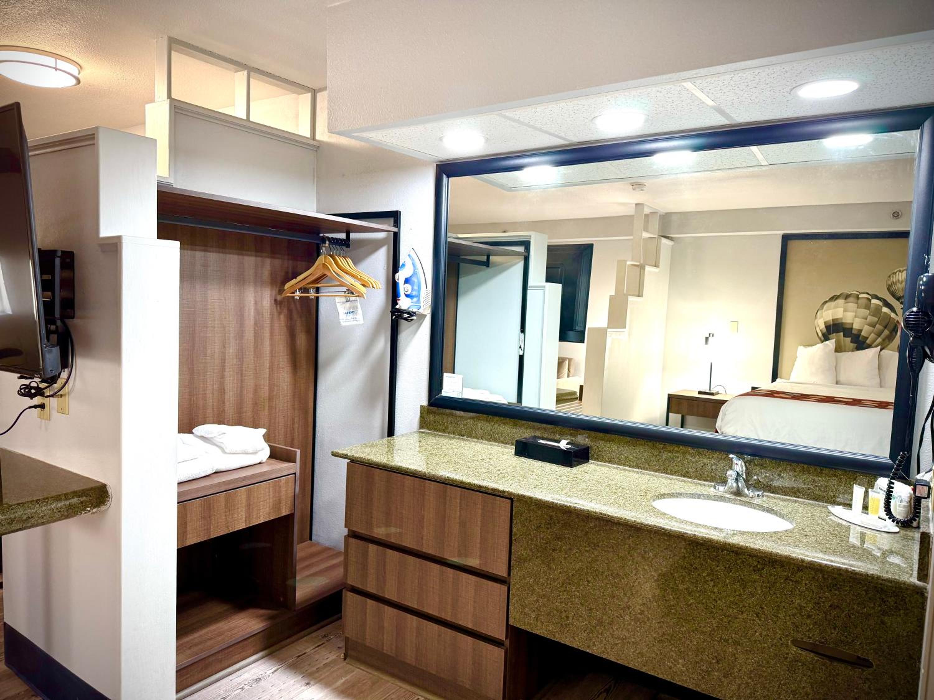 One-Bedroom King Suite - Non-Smoking - Photo 9