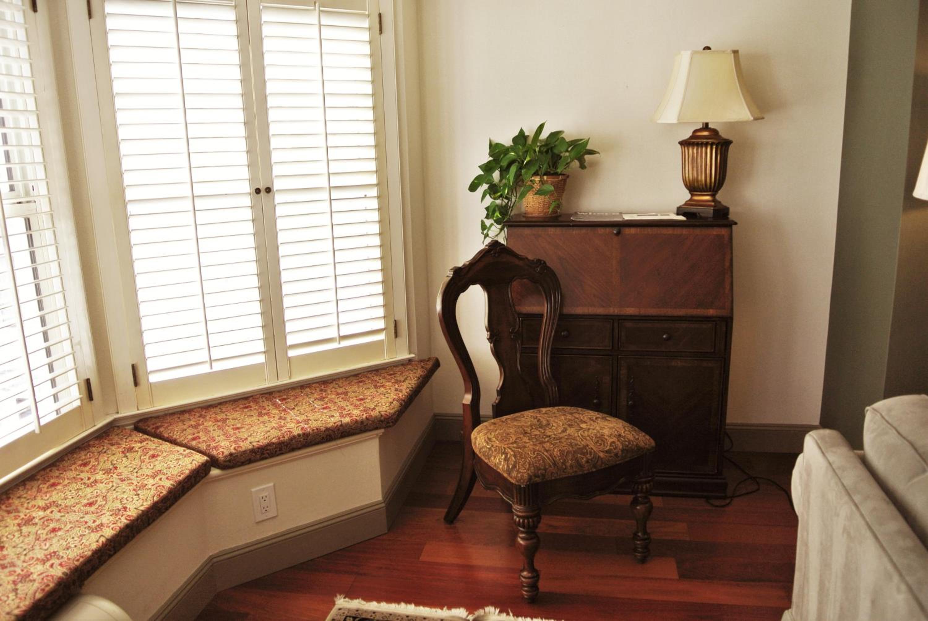 One-Bedroom Suite with King Bed thumbnail 5