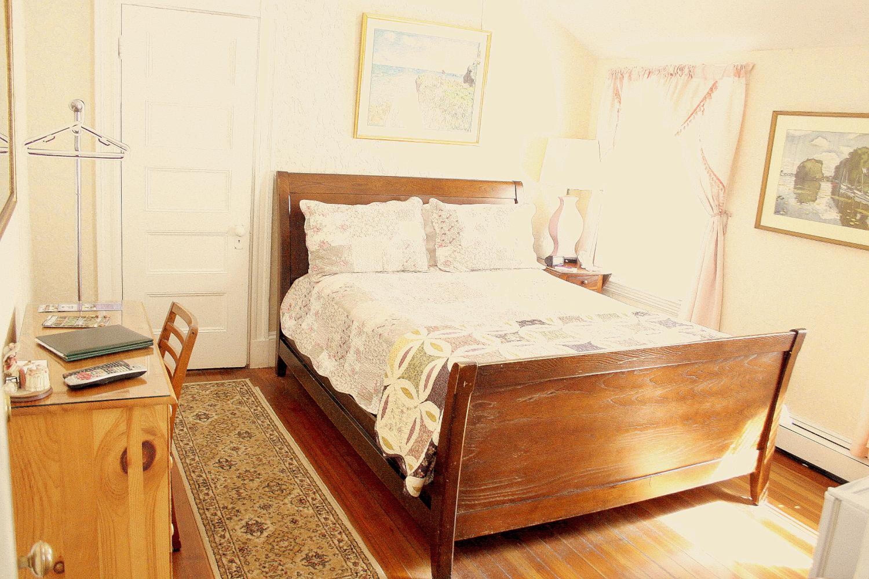 Queen Room with Private Bathroom #17 photo 1