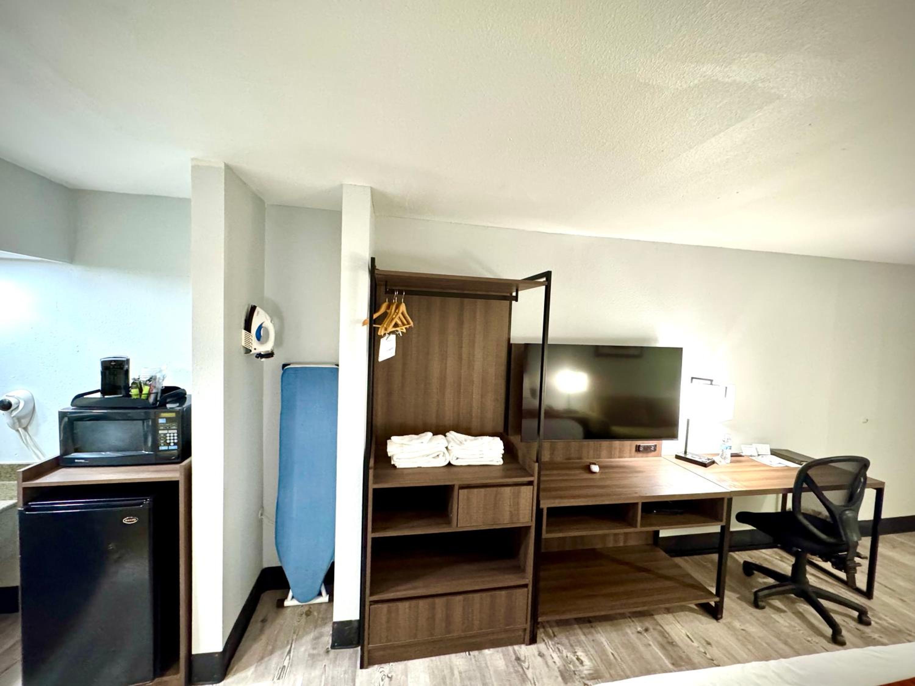 King Room - Non-Smoking - Photo 7