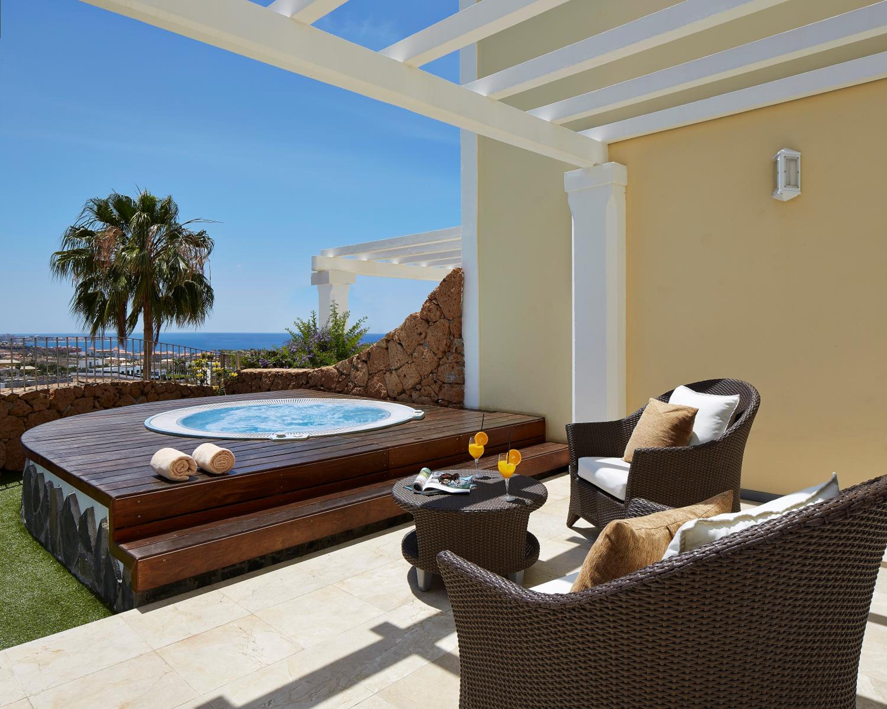 Two-Bedroom Villa with exterior Spa Bath (4 Adults) photo 2