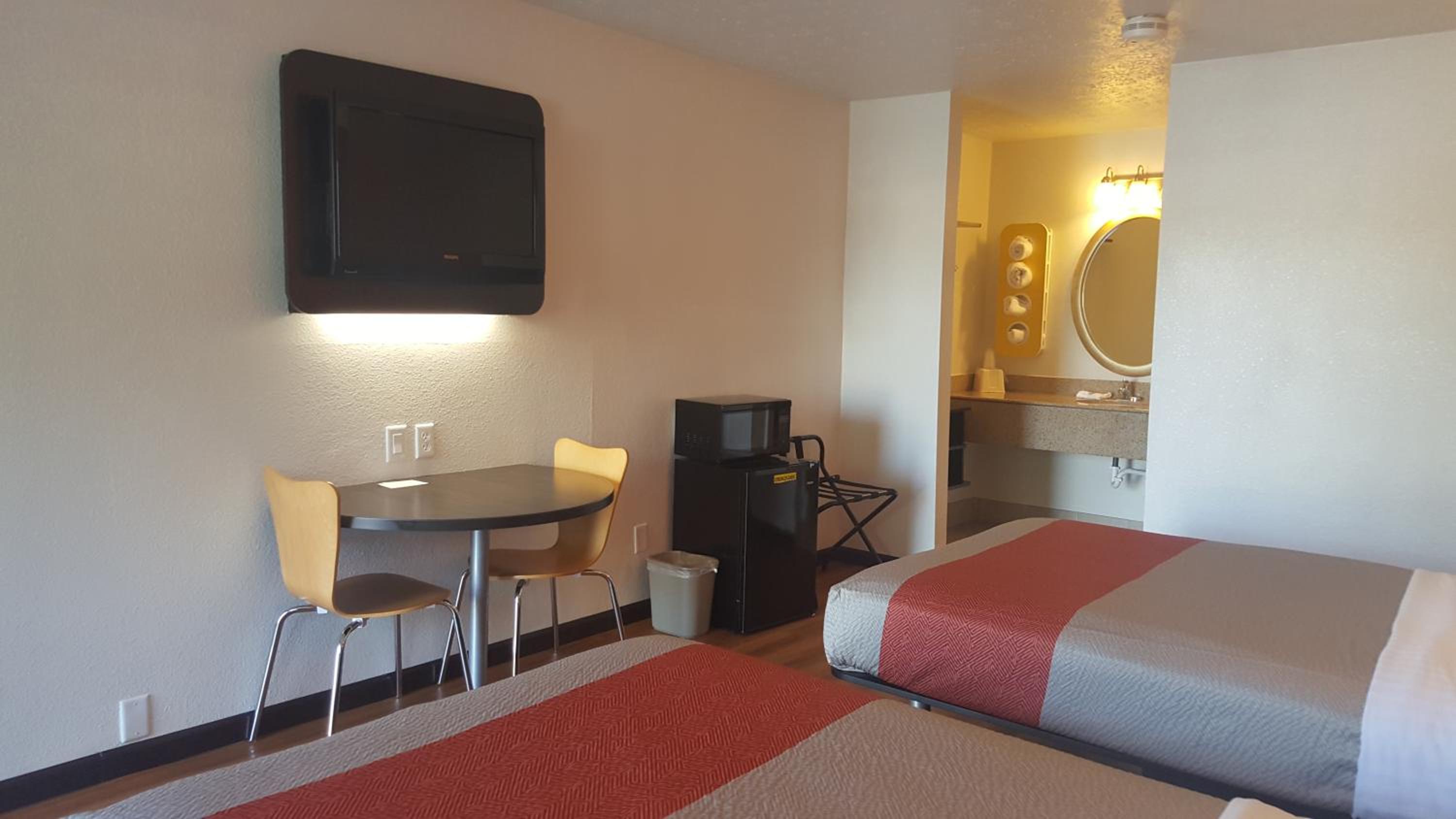 Quadruple Room - Non-Smoking - Photo 8