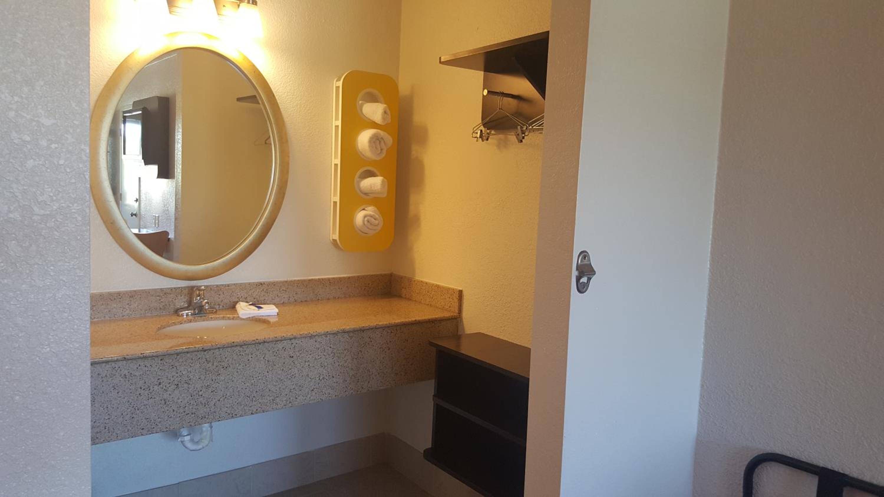 Quadruple Room - Non-Smoking - Photo 6