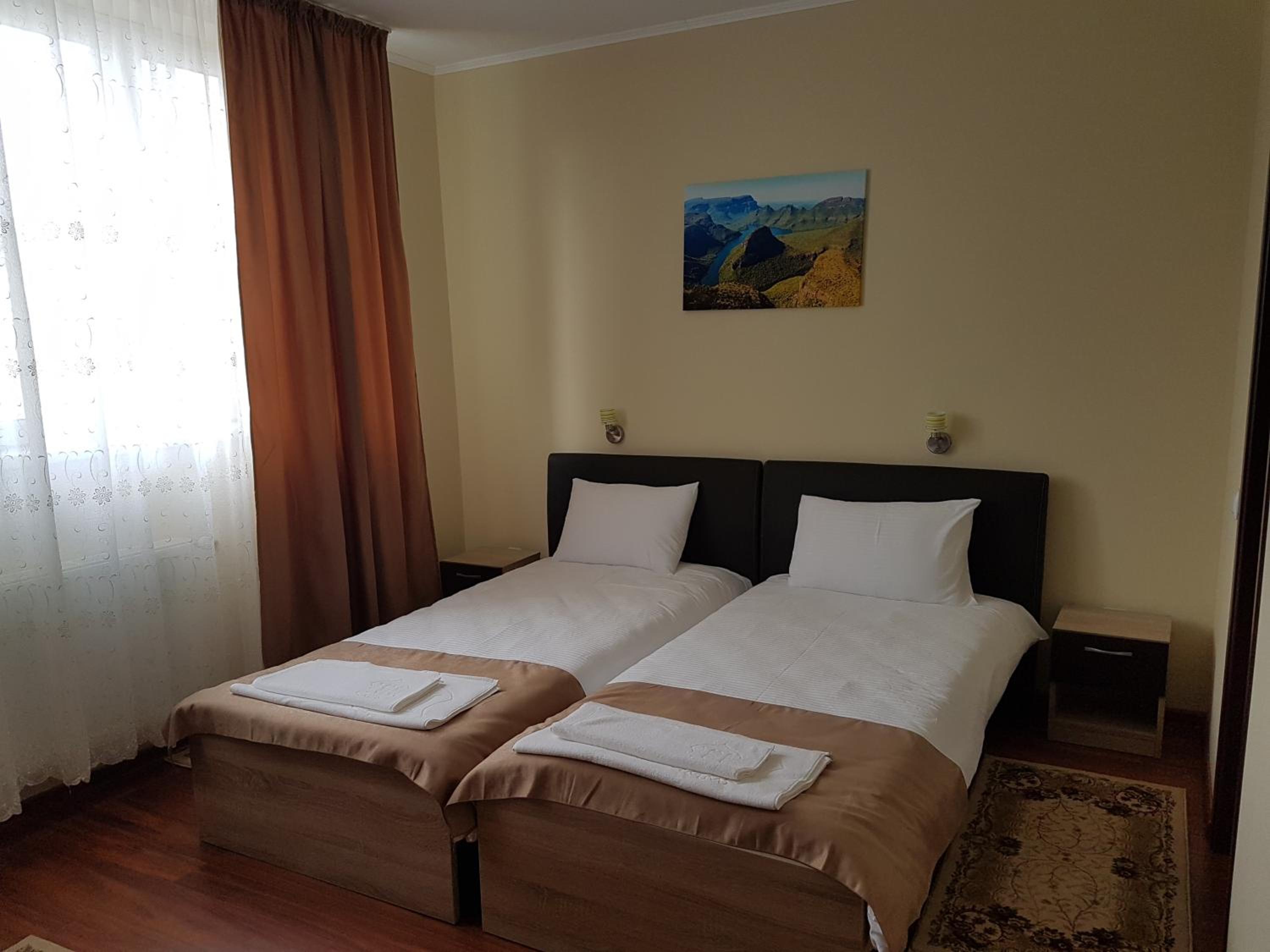 Twin Room - Photo 3