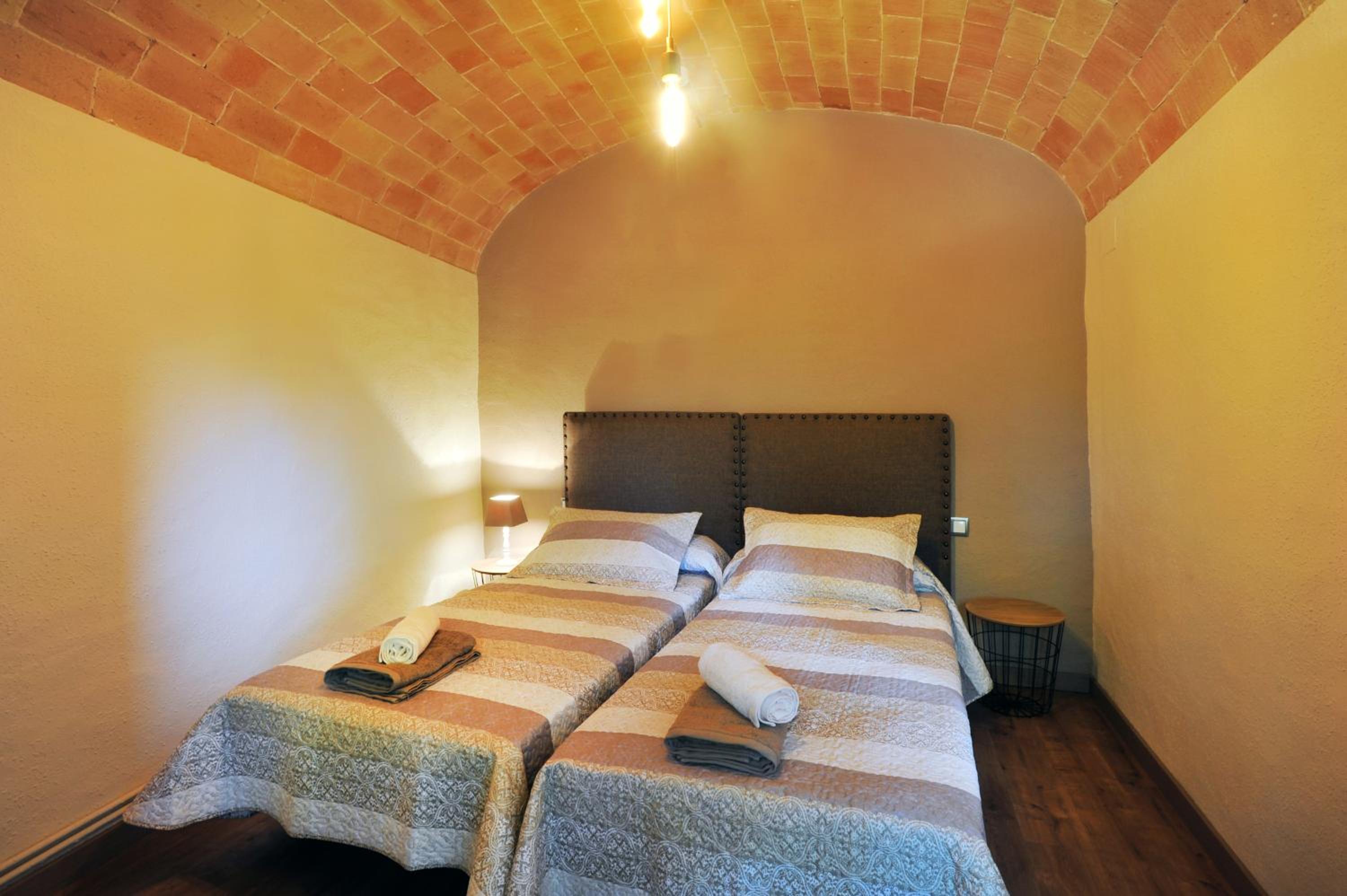 Five-Bedroom House photo 3