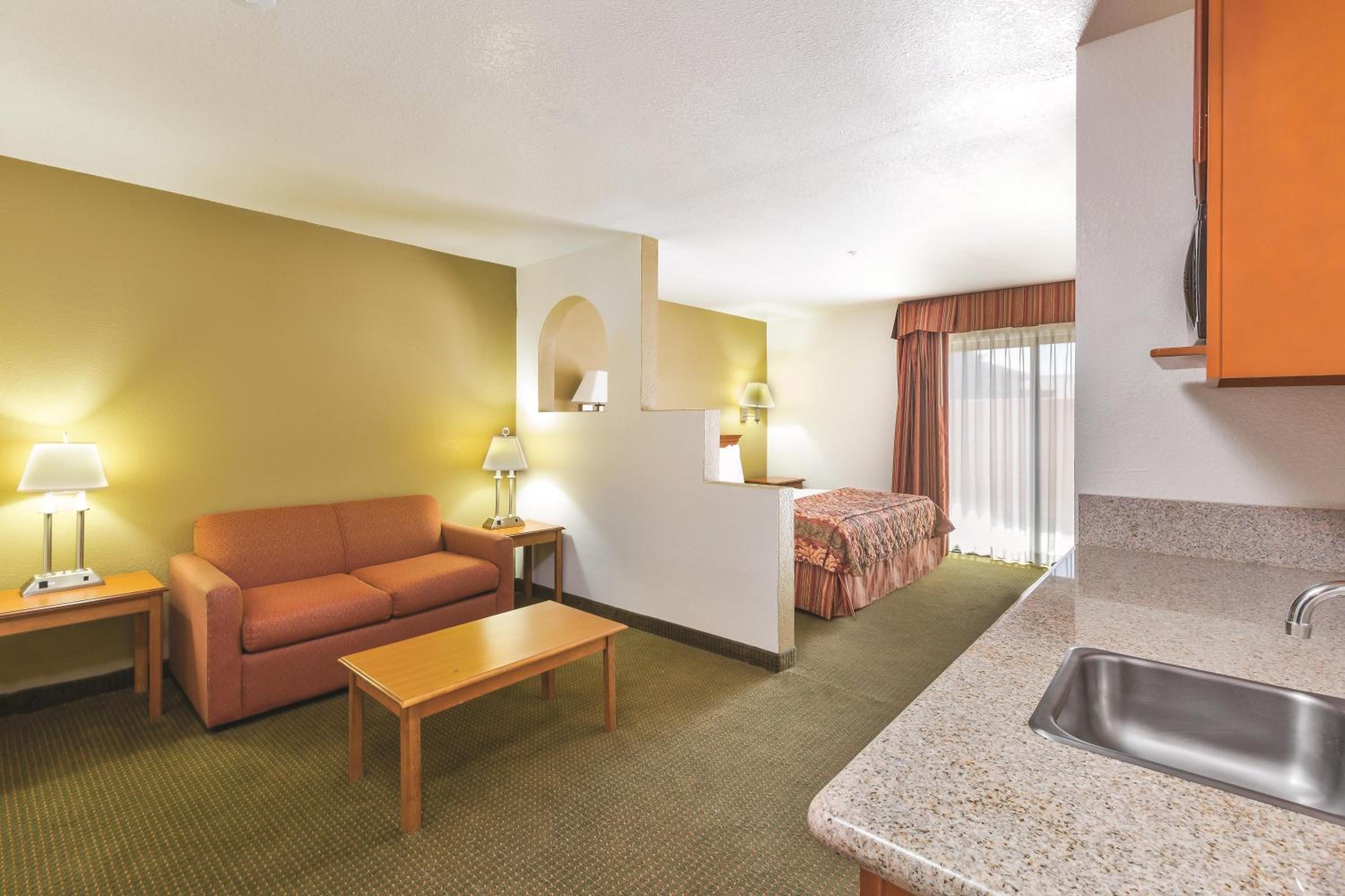 1 King Bed, Suite, Kitchenette, Non-Smoking - Photo 1