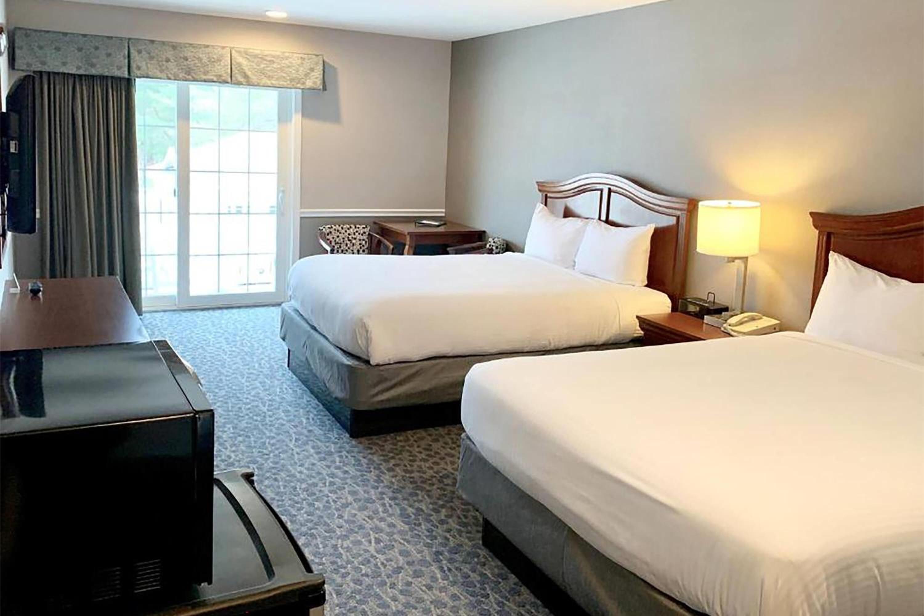 Queen Room with Two Queen Beds - Non-Smoking - Photo 1