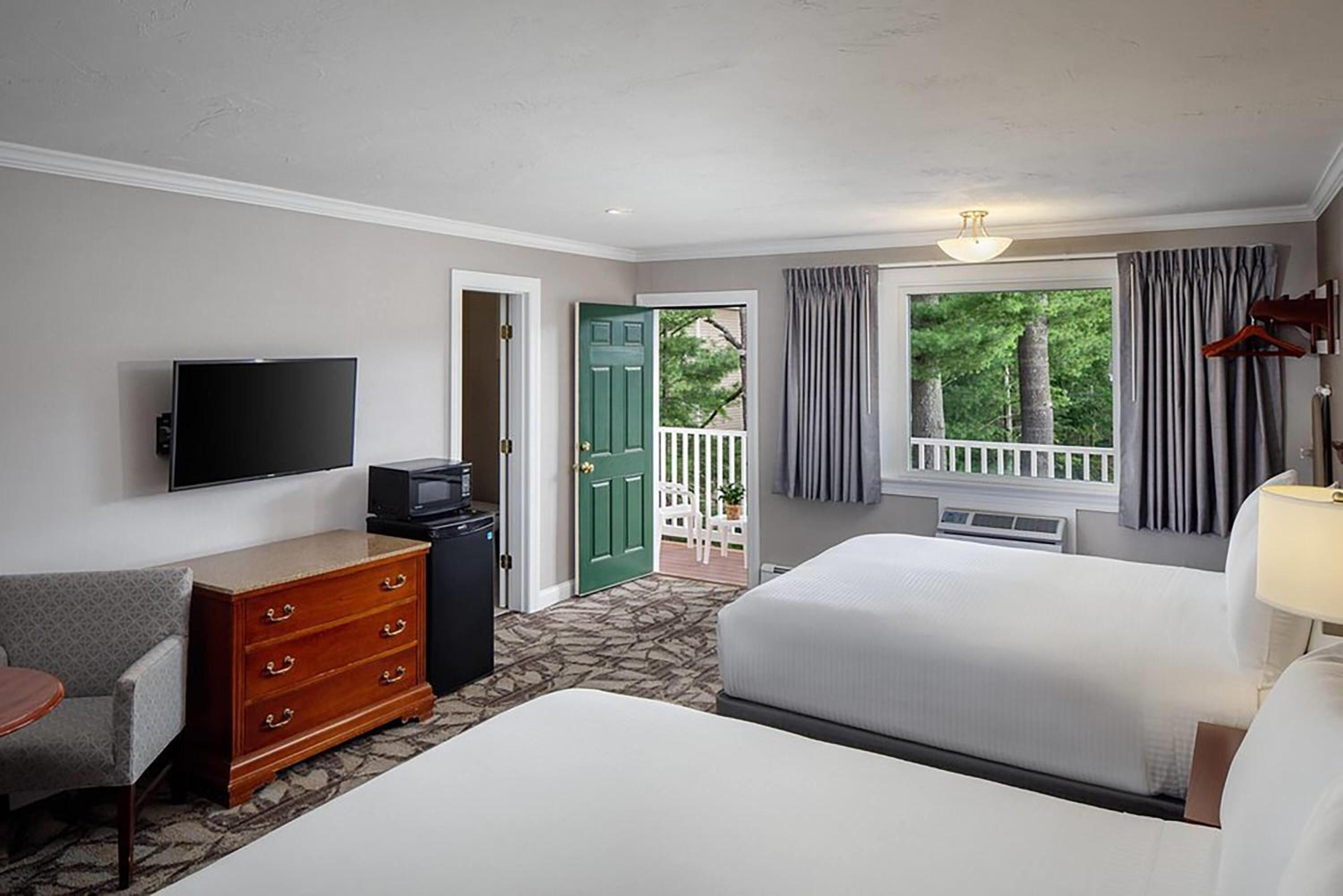 Queen Room with Two Queen Beds - Non-Smoking - Photo 2