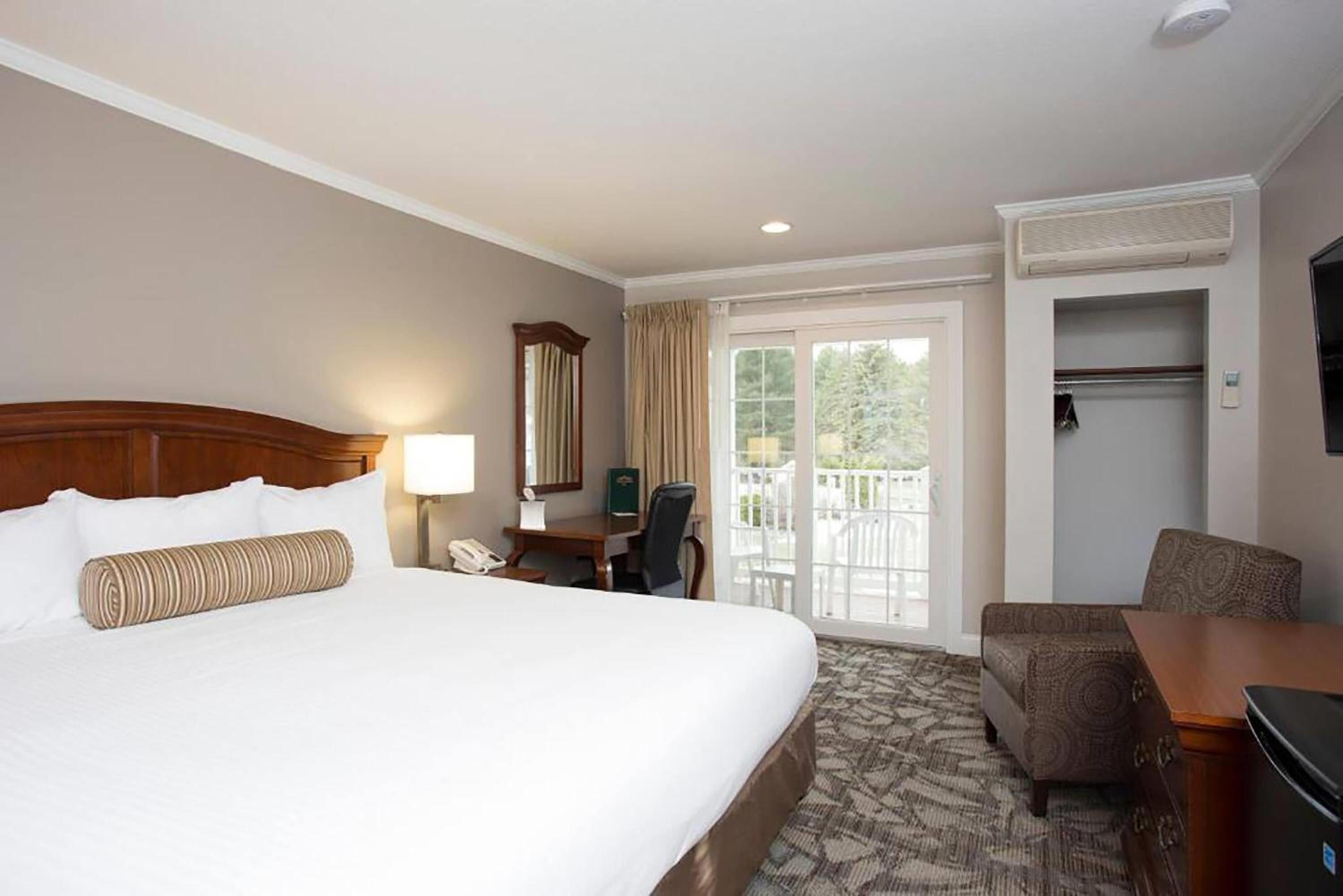 King Room with Roll-in Shower - Mobility Access/Non-Smoking photo 1
