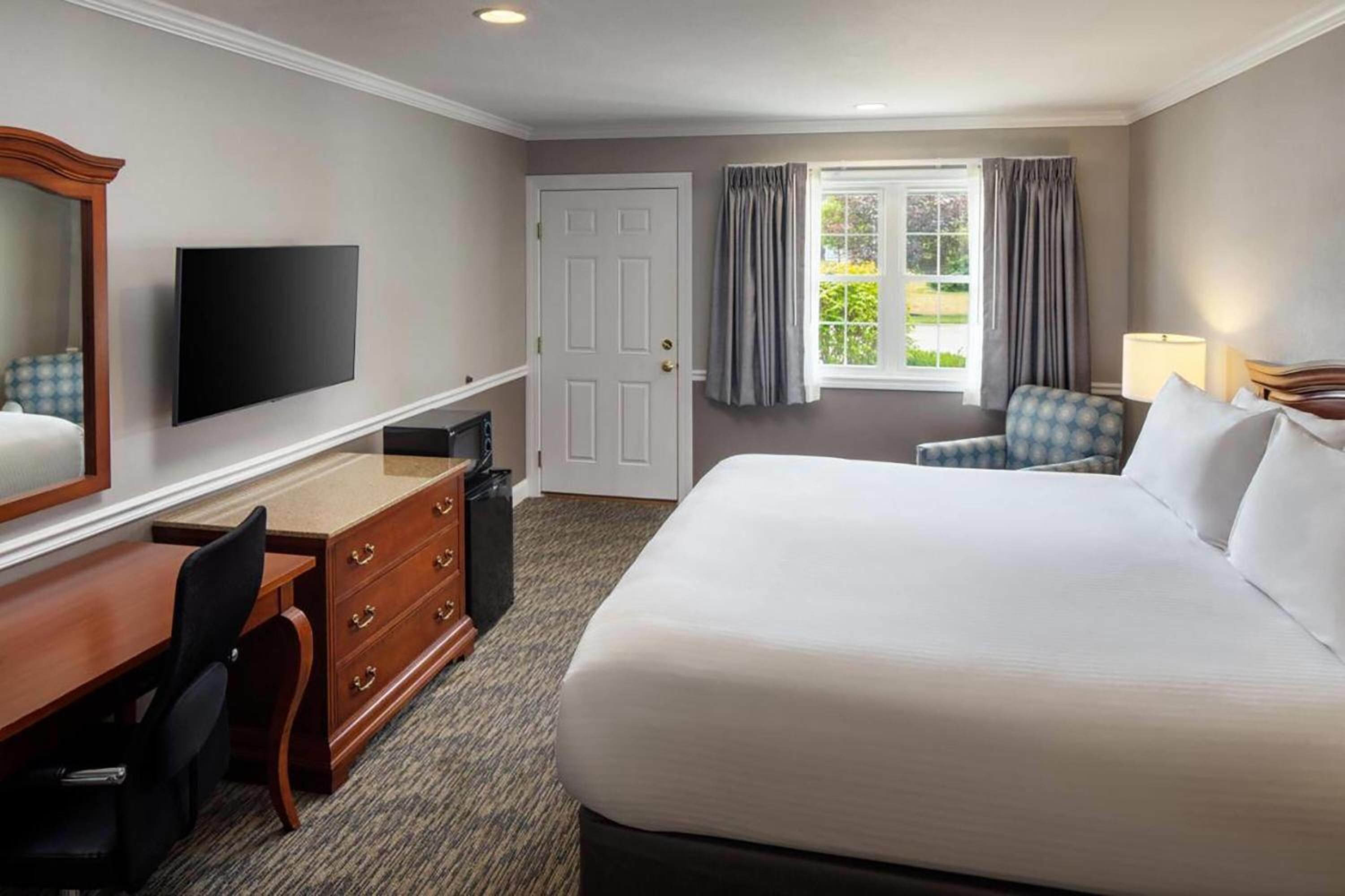 King Room with Roll-in Shower - Mobility Access/Non-Smoking photo 2