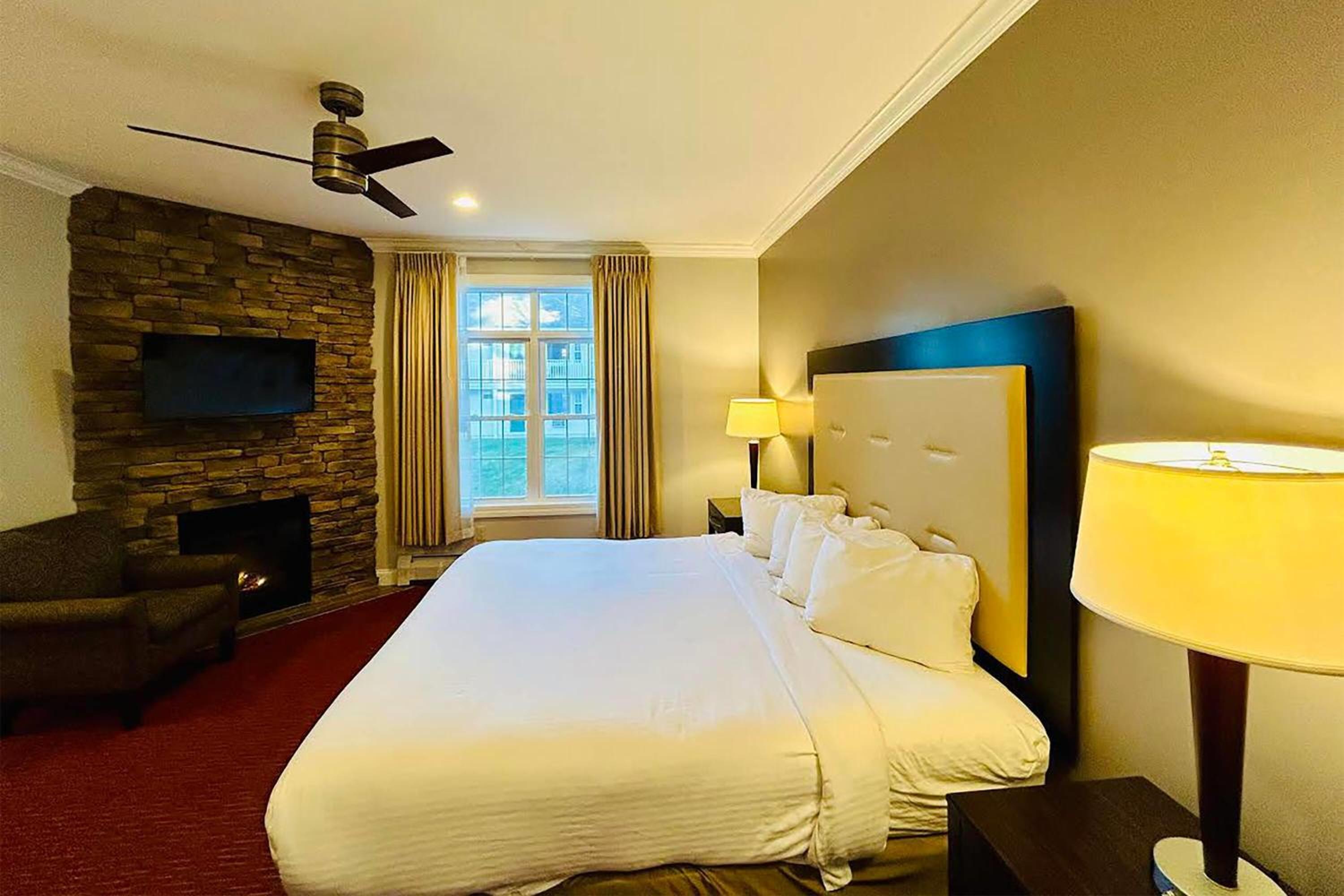 Deluxe King Room - Non-Smoking - Photo 1