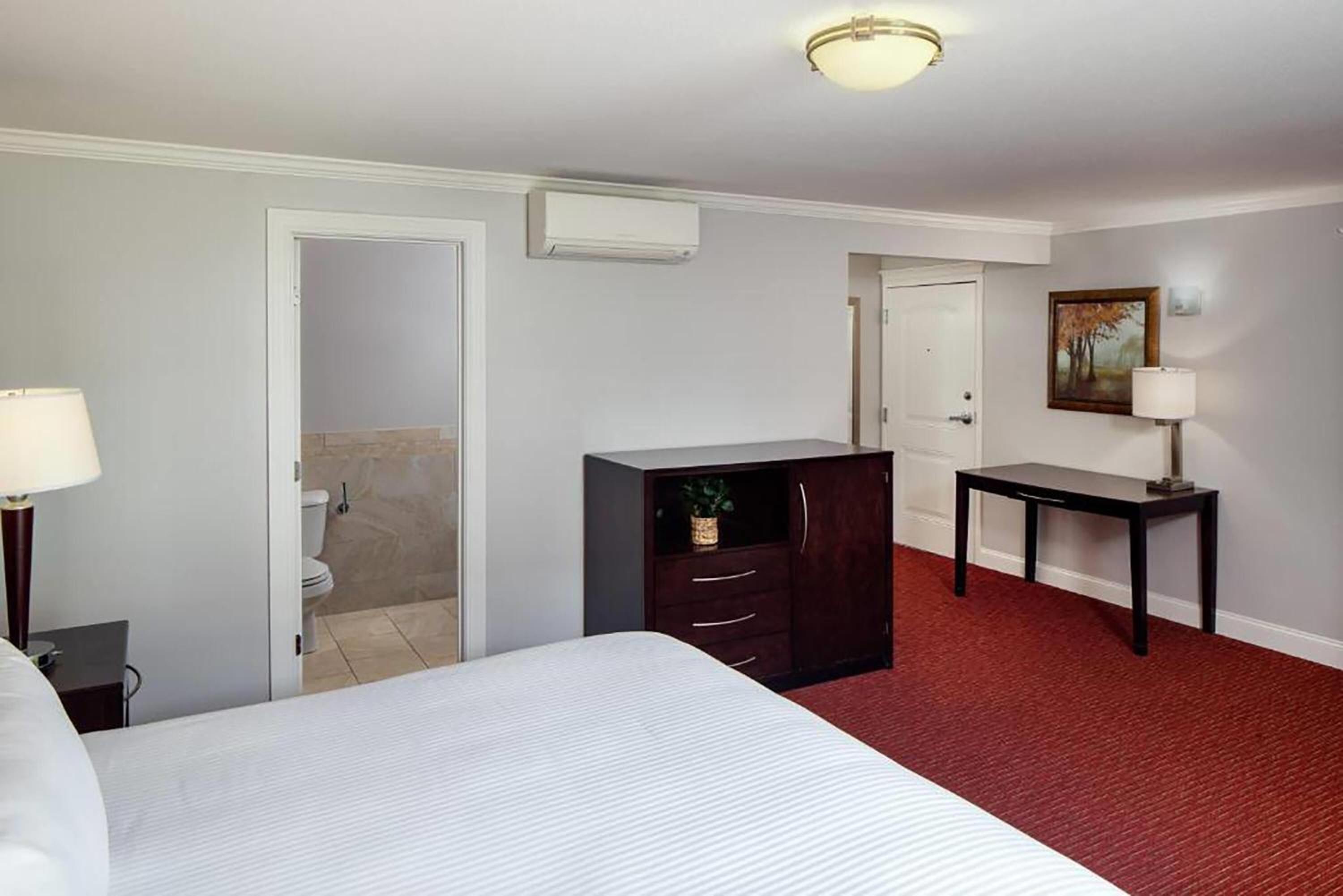 Deluxe King Room - Non-Smoking - Photo 2