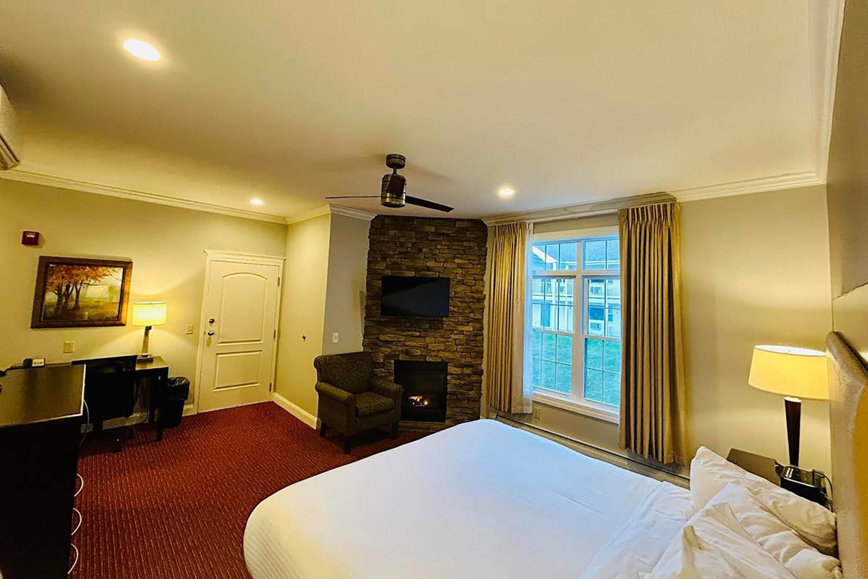 Deluxe King Room - Non-Smoking - Photo 3