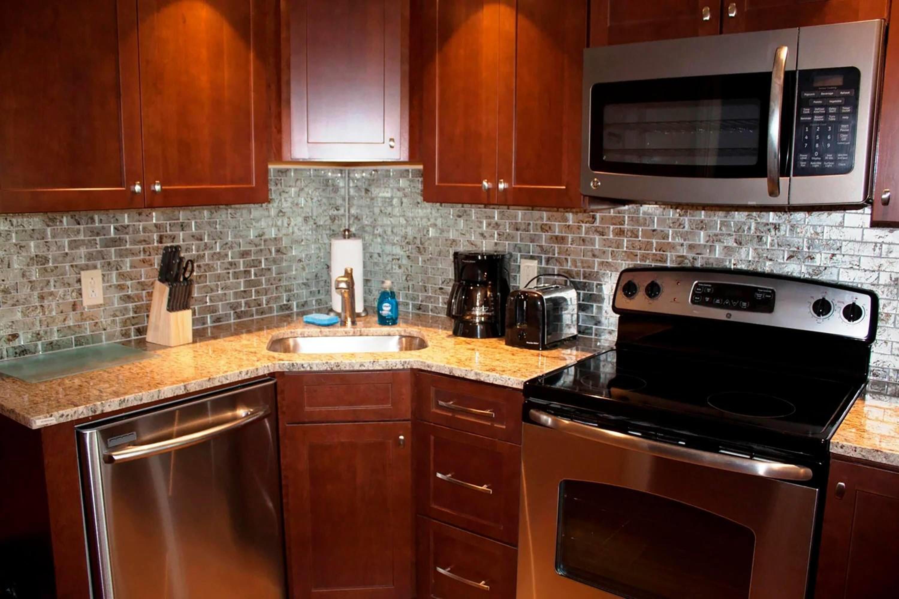 Golden King Studio Suite - Non-Smoking photo 3