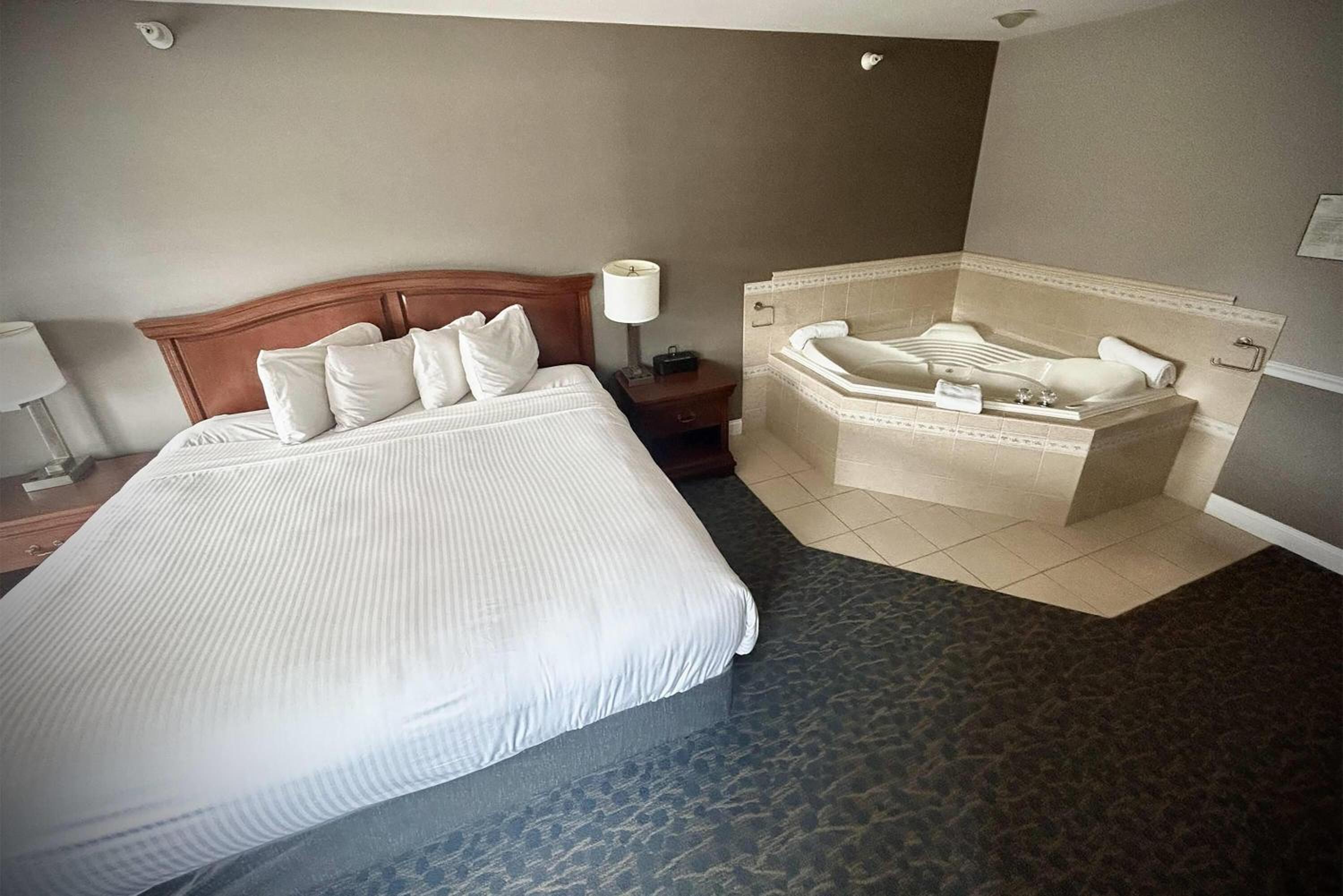 Luxury King Suite with Jetted Tub - Non-Smoking photo 1