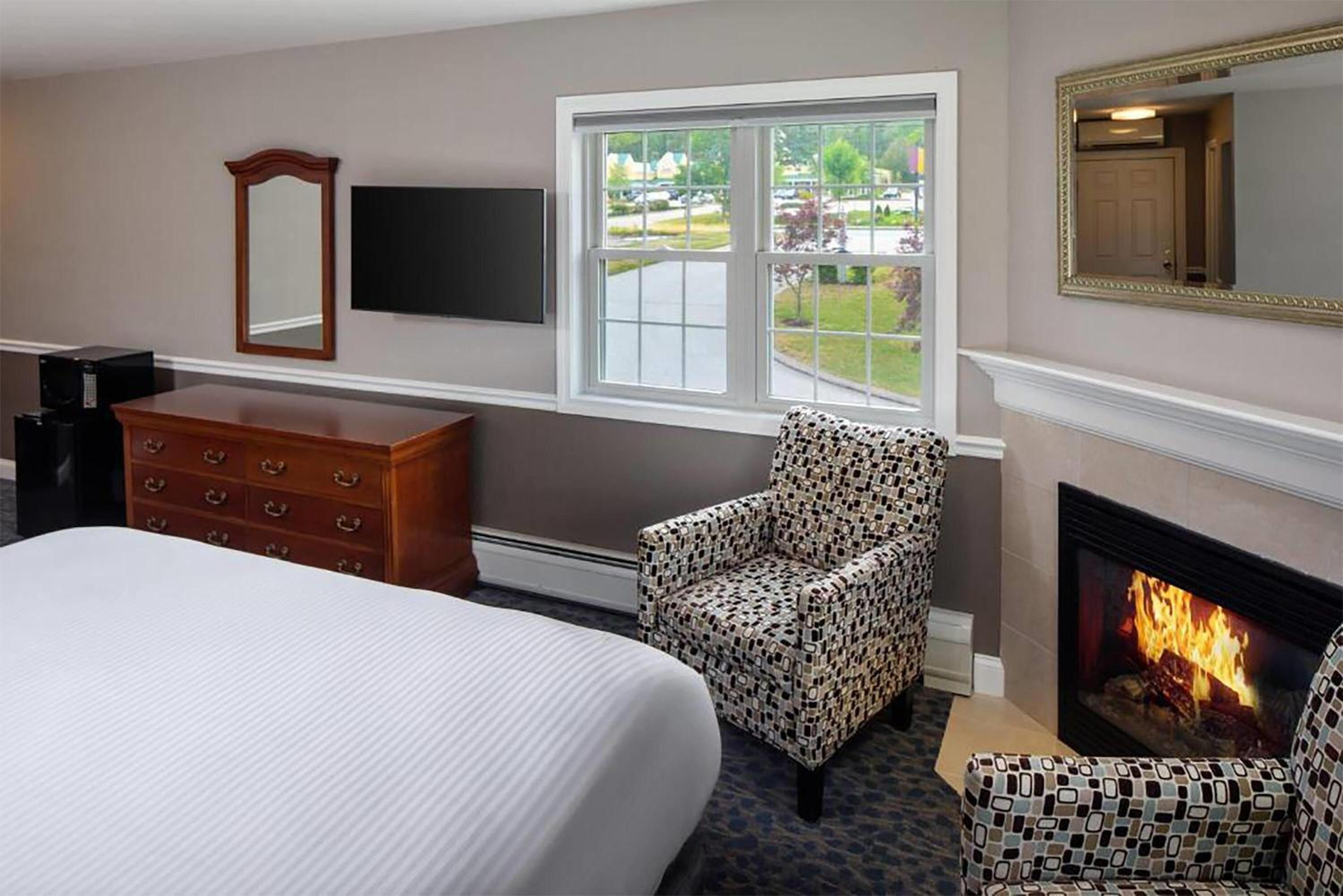 Luxury King Suite with Jetted Tub - Non-Smoking photo 2