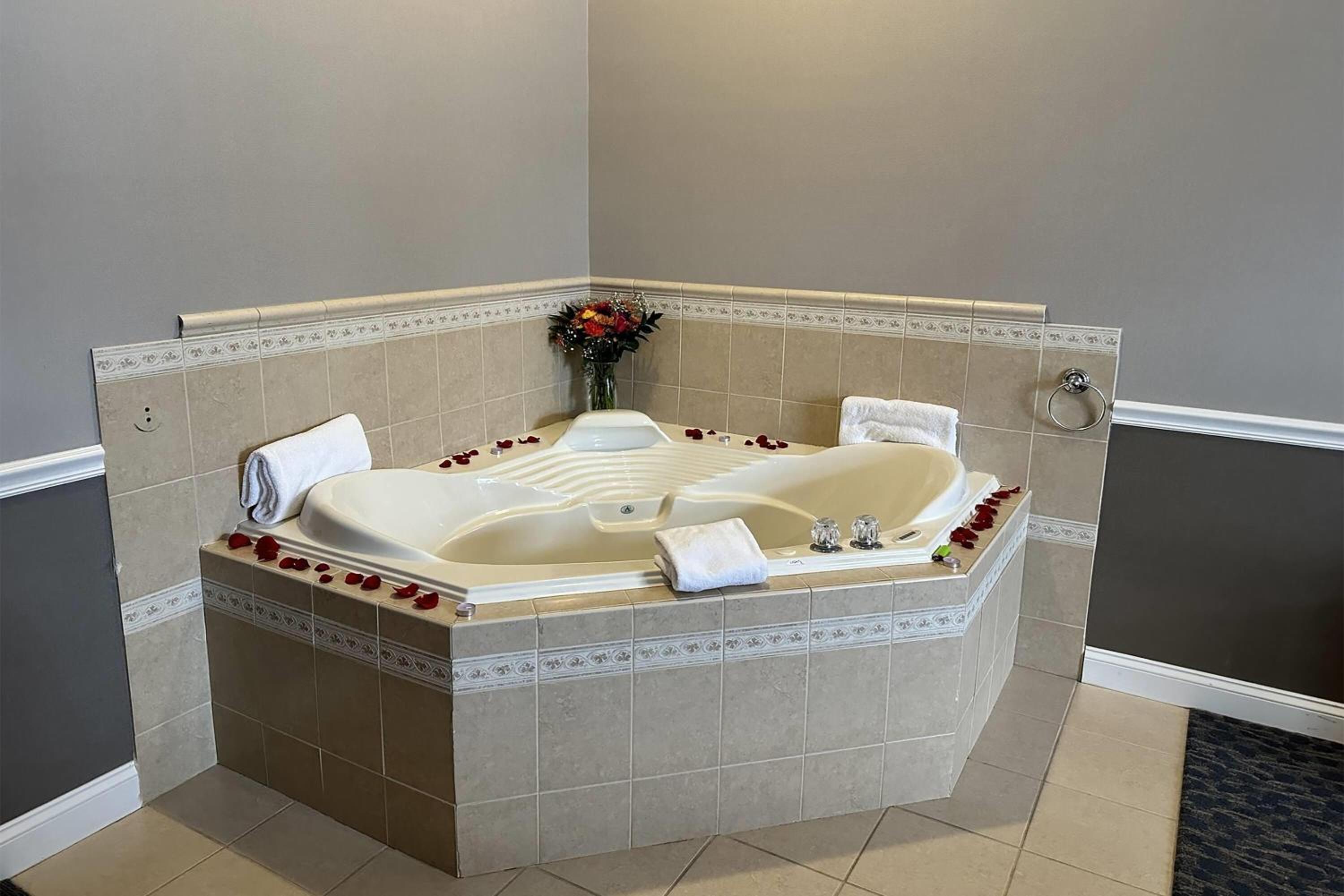 Luxury King Suite with Jetted Tub - Non-Smoking photo 3