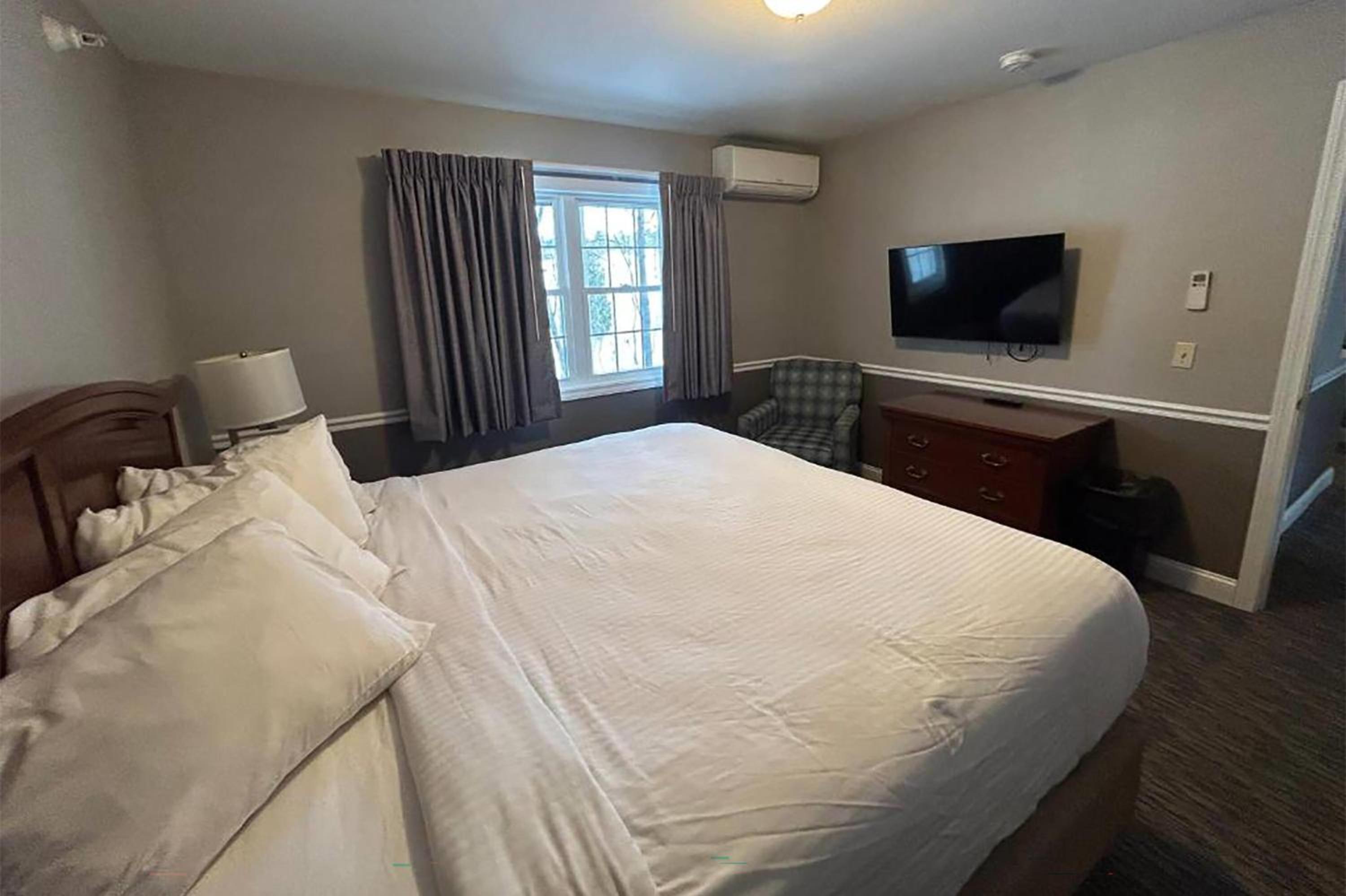 One-Bedroom Golden King Suite - Non-Smoking photo 1