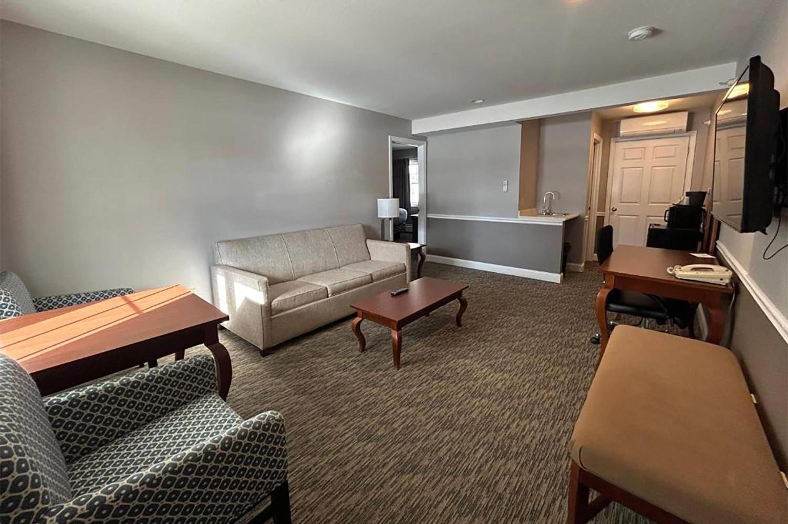 One-Bedroom Golden King Suite - Non-Smoking photo 1