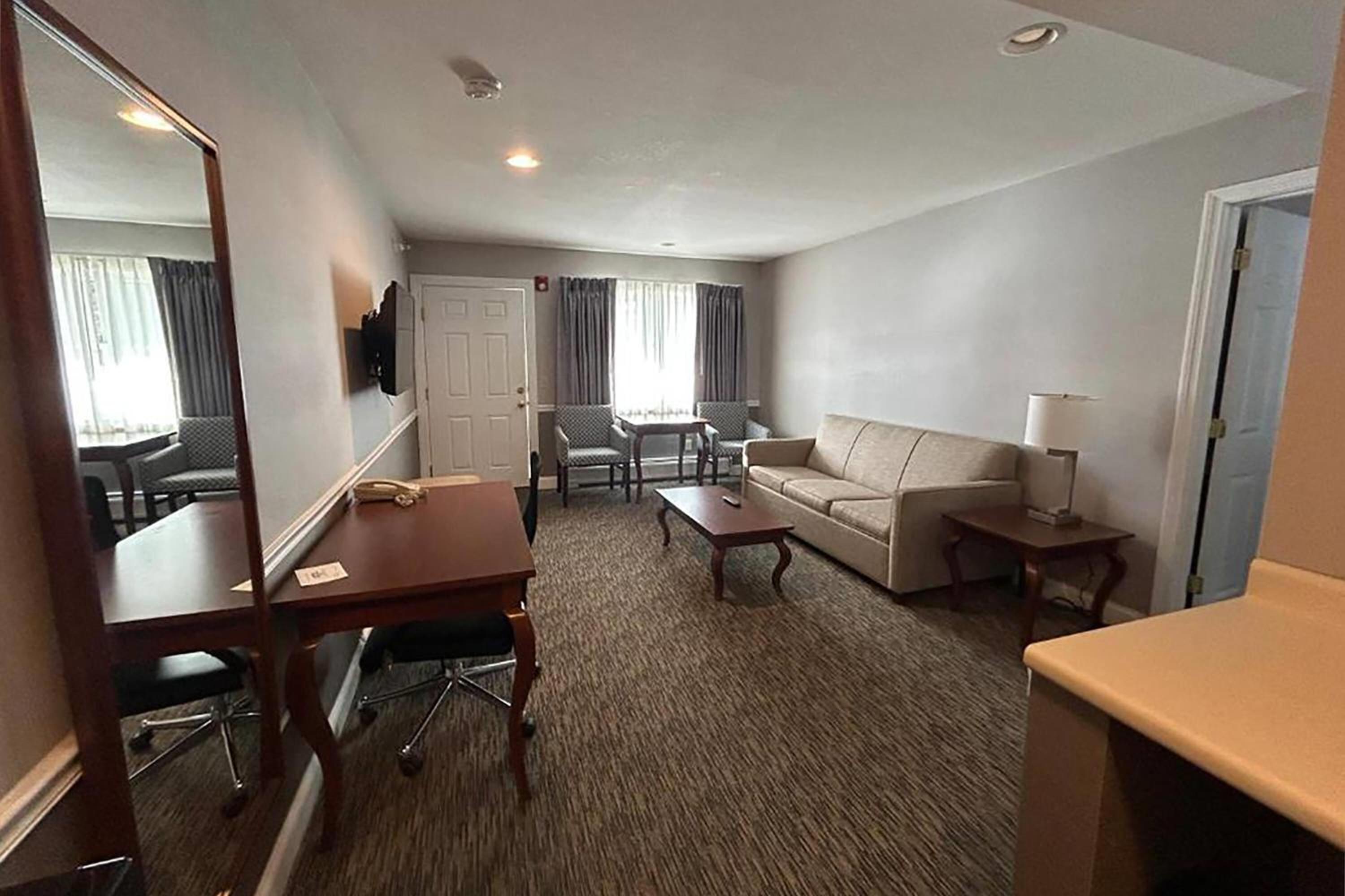One-Bedroom Golden King Suite - Non-Smoking photo 2