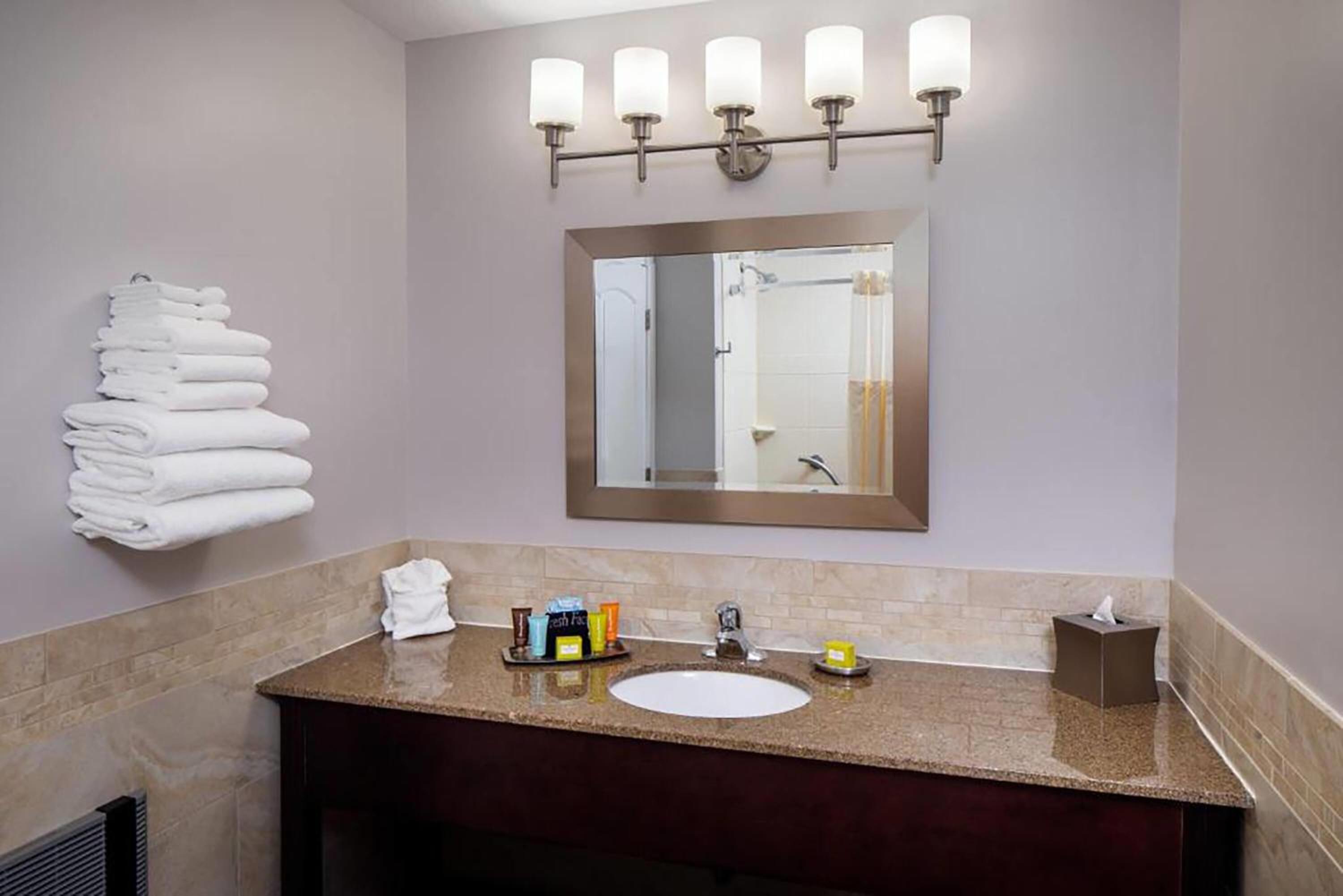 Luxury King Suite with Jetted Tub - Non-Smoking photo 2