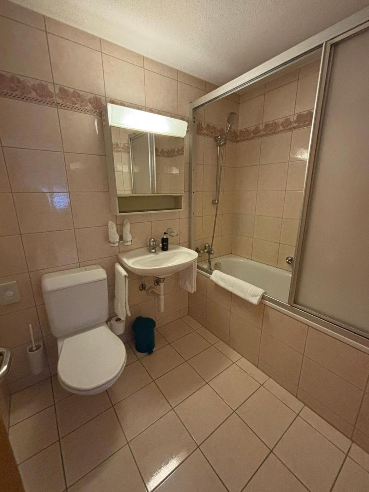 Double Room with Private Bathroom - Photo 2