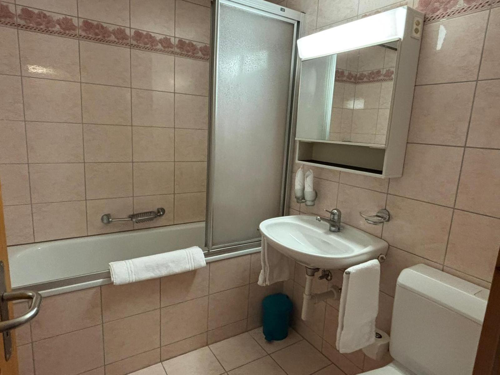 Double Room with Private Bathroom - Photo 1