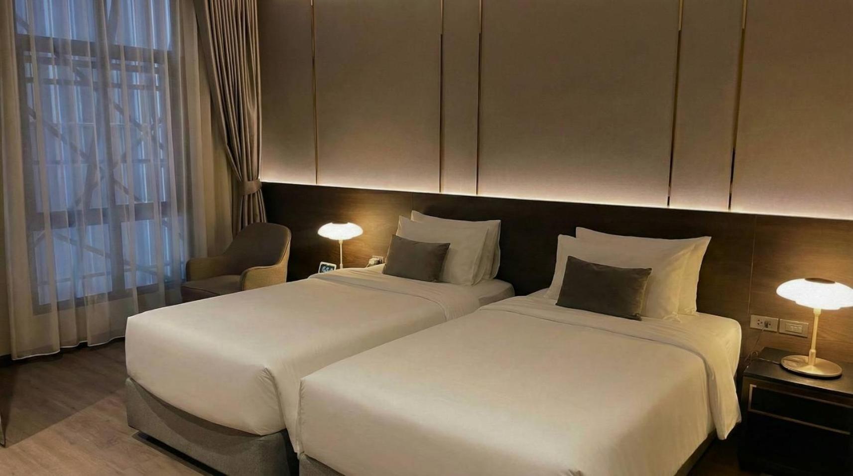 Deluxe Twin Room with No View photo 2
