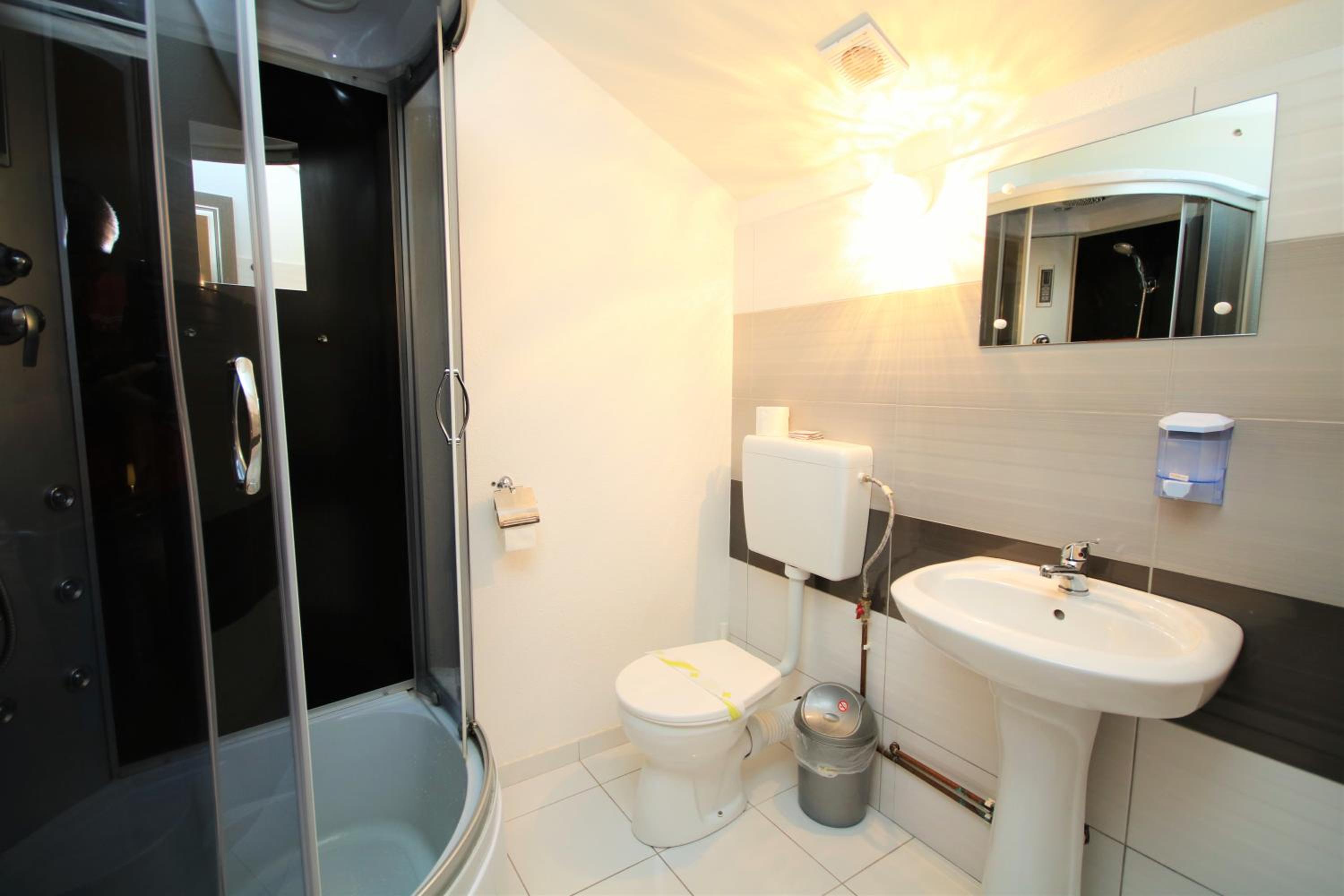 Double Room - Photo 9