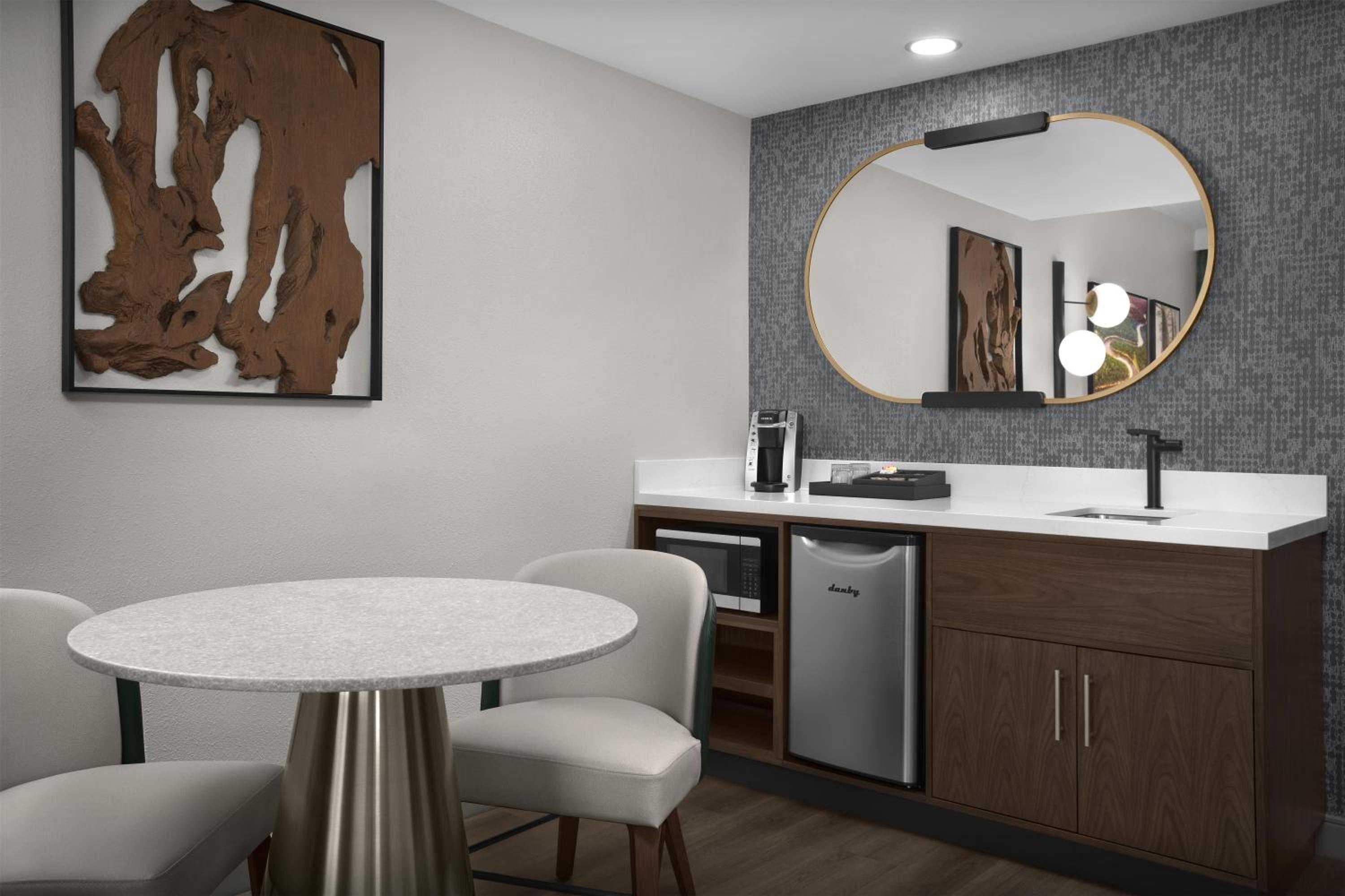 King Two-Room Suite with Roll-In Shower - Mobility Access/Hearing Access - Photo 3