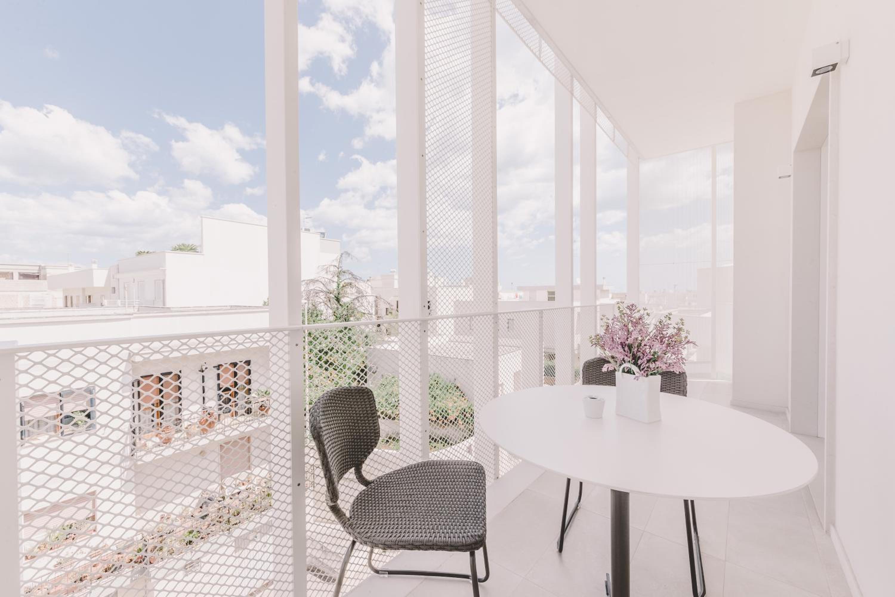 One-Bedroom Suite with Balcony - Photo 11
