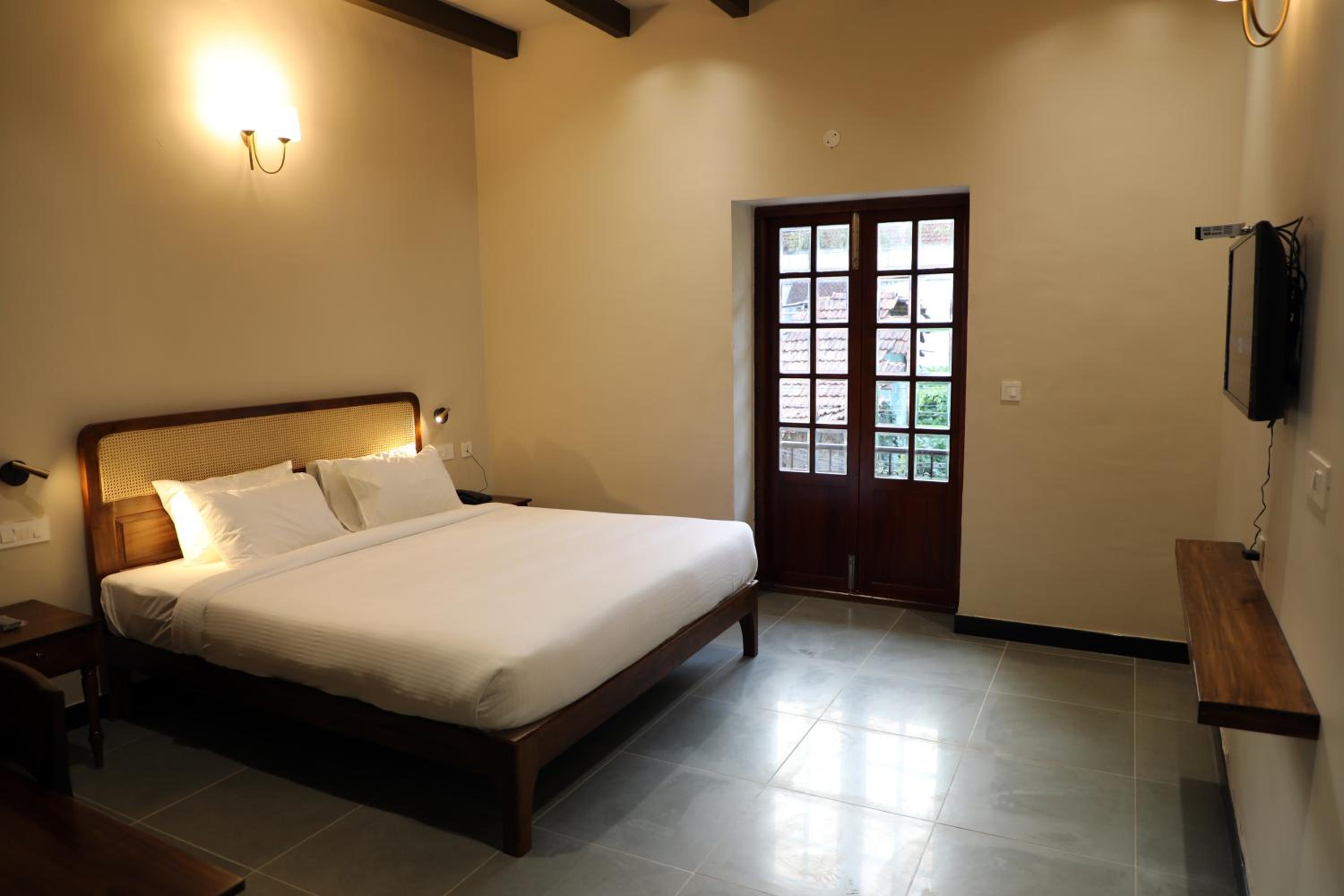 King Room with Balcony - Photo 4