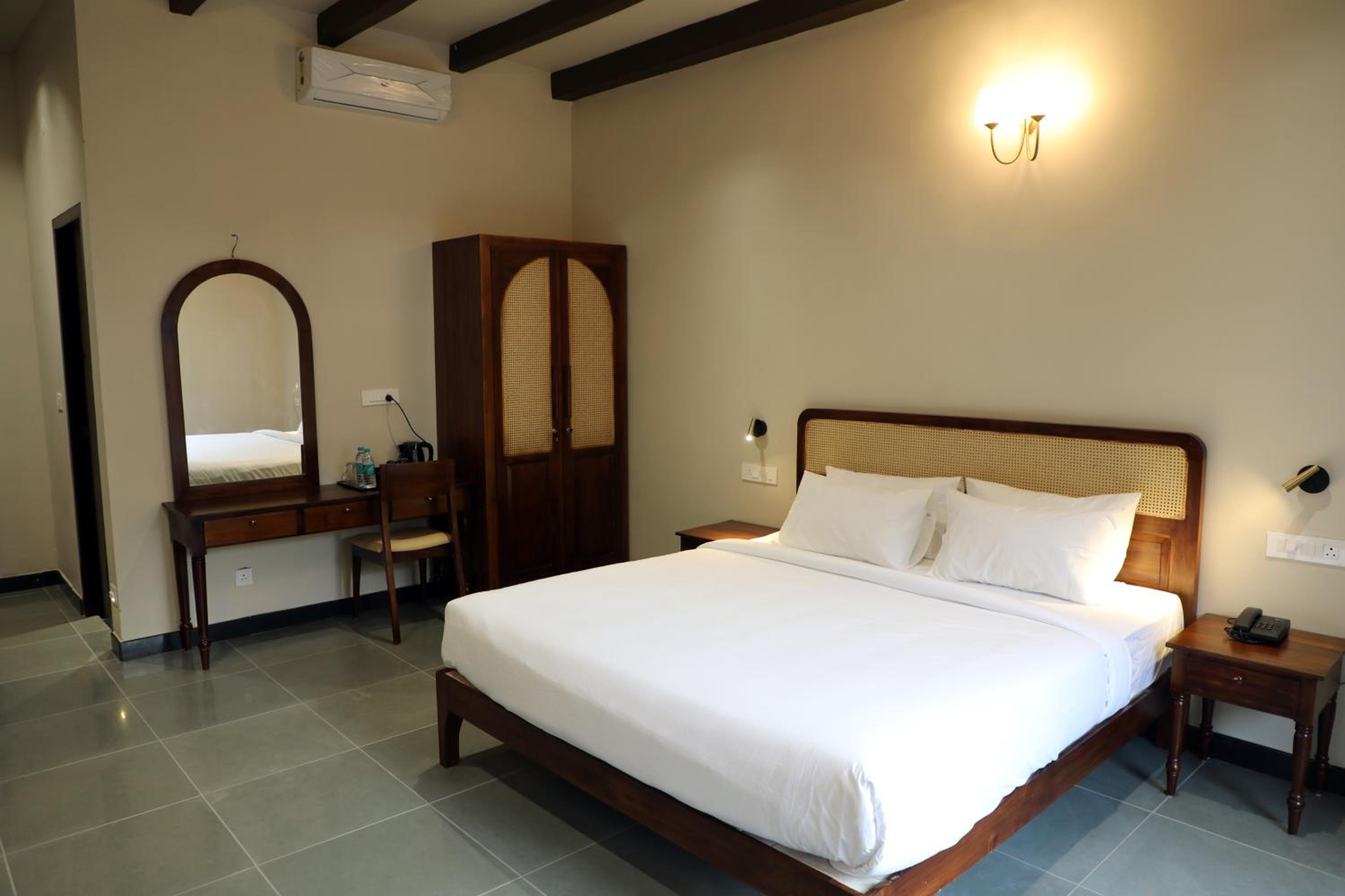 King Room with Balcony - Photo 5