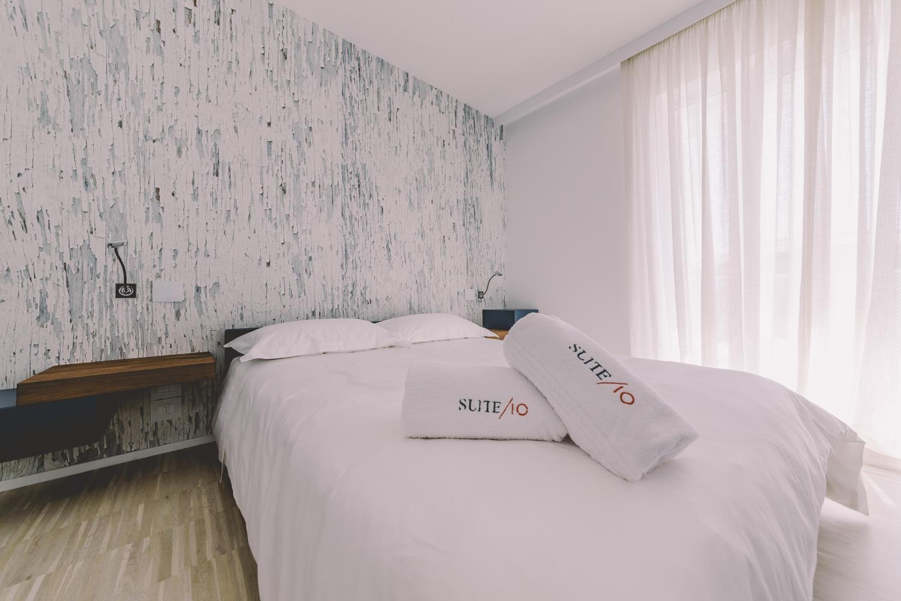 One-Bedroom Suite with Balcony - Photo 6