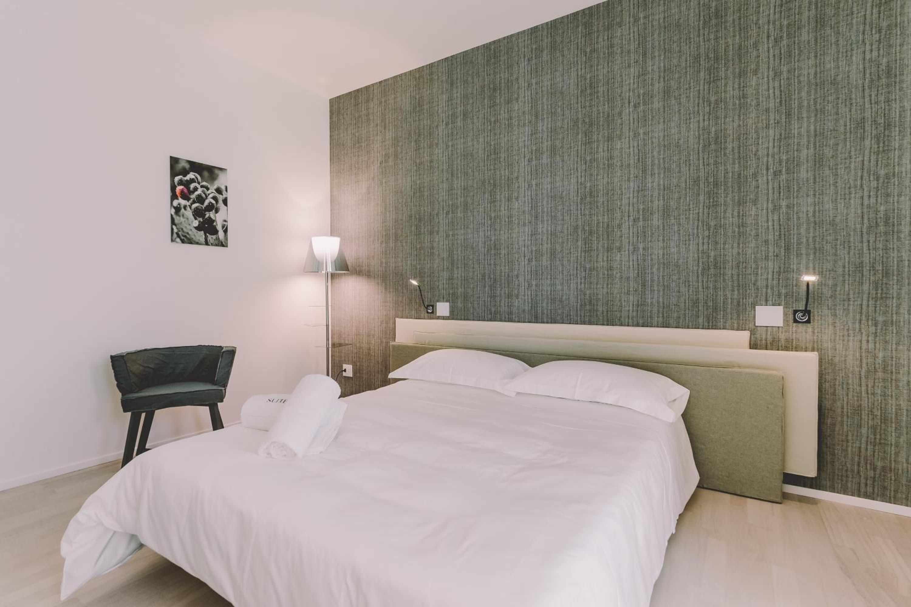 One-Bedroom Suite with Balcony - Photo 4