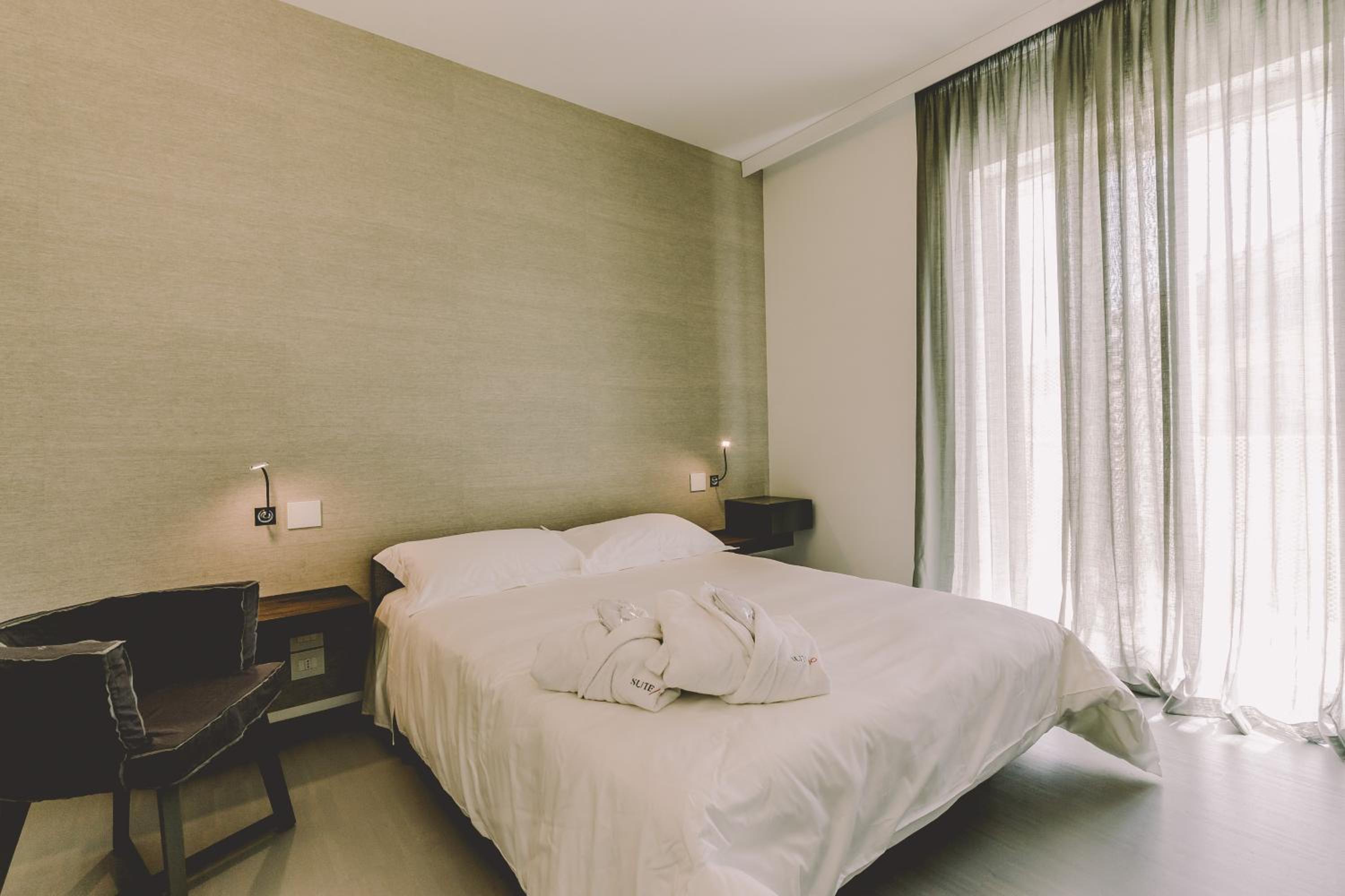 One-Bedroom Suite with Balcony - Photo 5