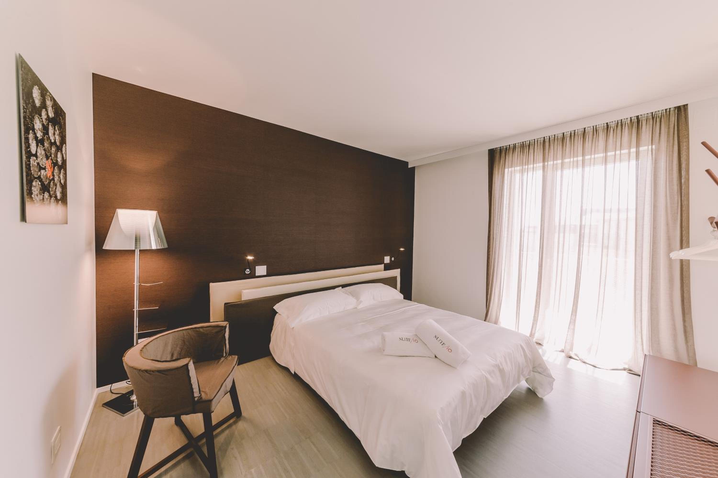 One-Bedroom Suite with Balcony - Photo 1
